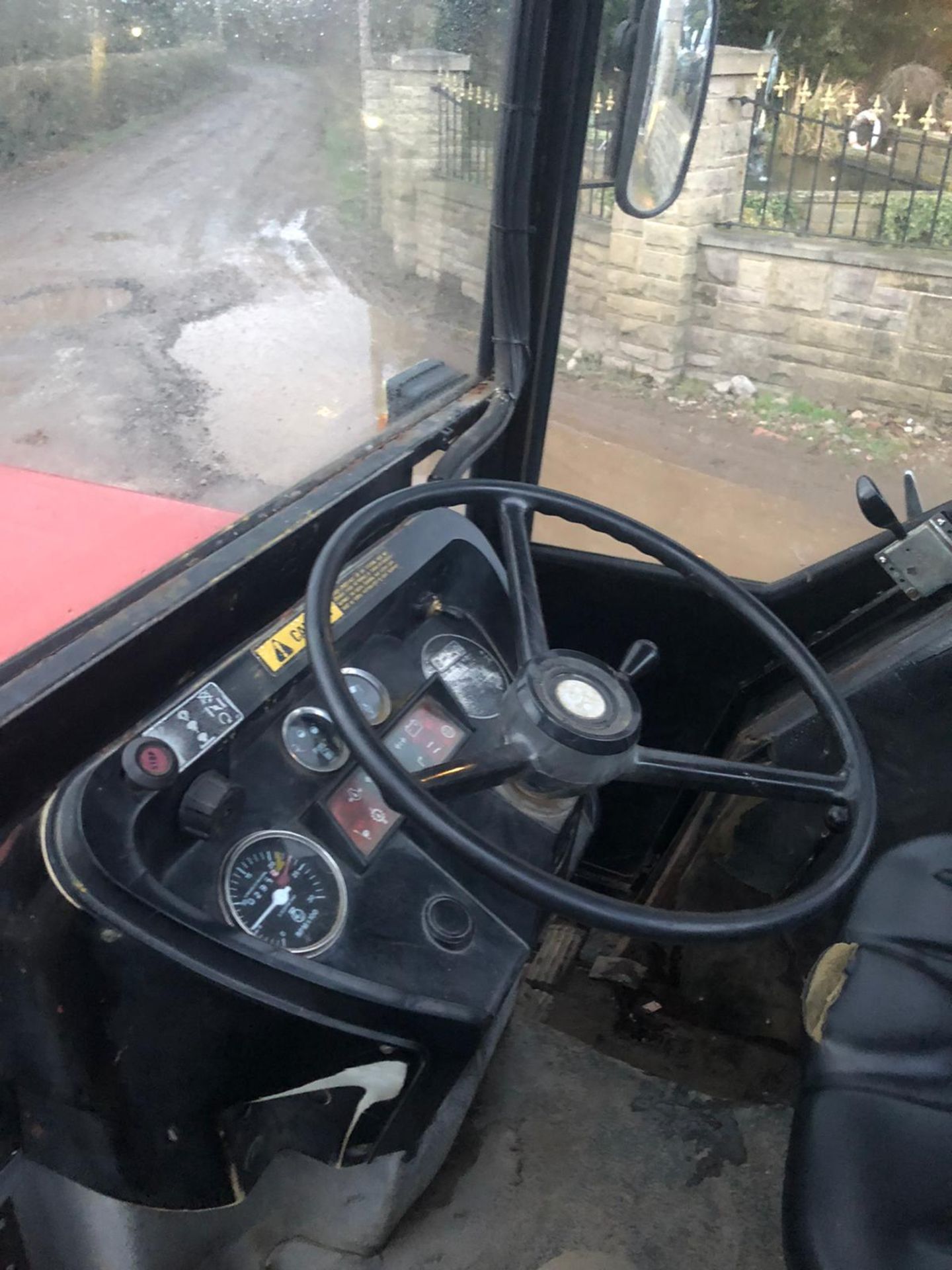 1985/C REG CASE INTERNATIONAL 885 DIESEL RED TRACTOR, RUNS AND WORKS, IN GOOD CONDITION *PLUS VAT* - Image 9 of 9