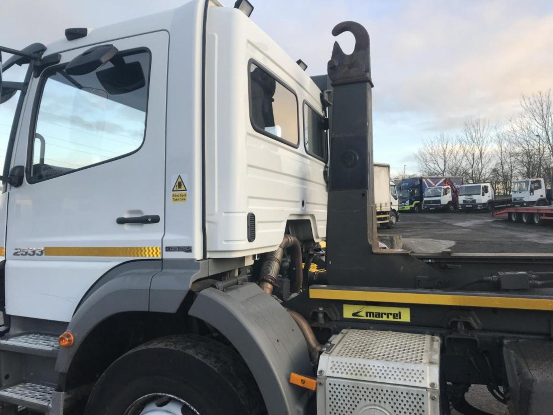 2012/61 REG MERCEDES AXOR 2533L DAY 6X2 HOOK SKIP LOADER WHITE, SHOWING 0 FORMER KEEPERS *PLUS VAT* - Image 7 of 16