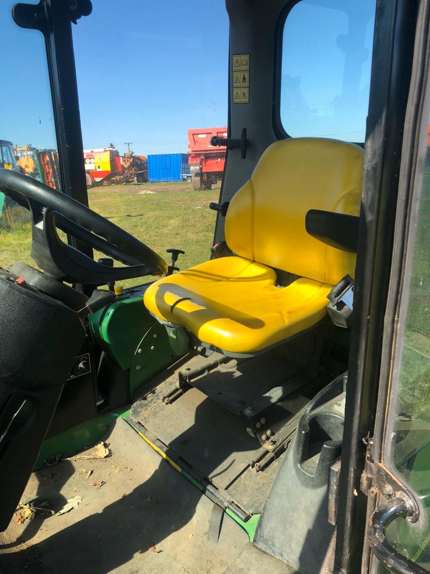 JOHN DEERE 1545 RIDE ON LAWN MOWER FULL GLASS CAB, RUNS, WORKS AND CUTS *PLUS VAT* - Image 5 of 7