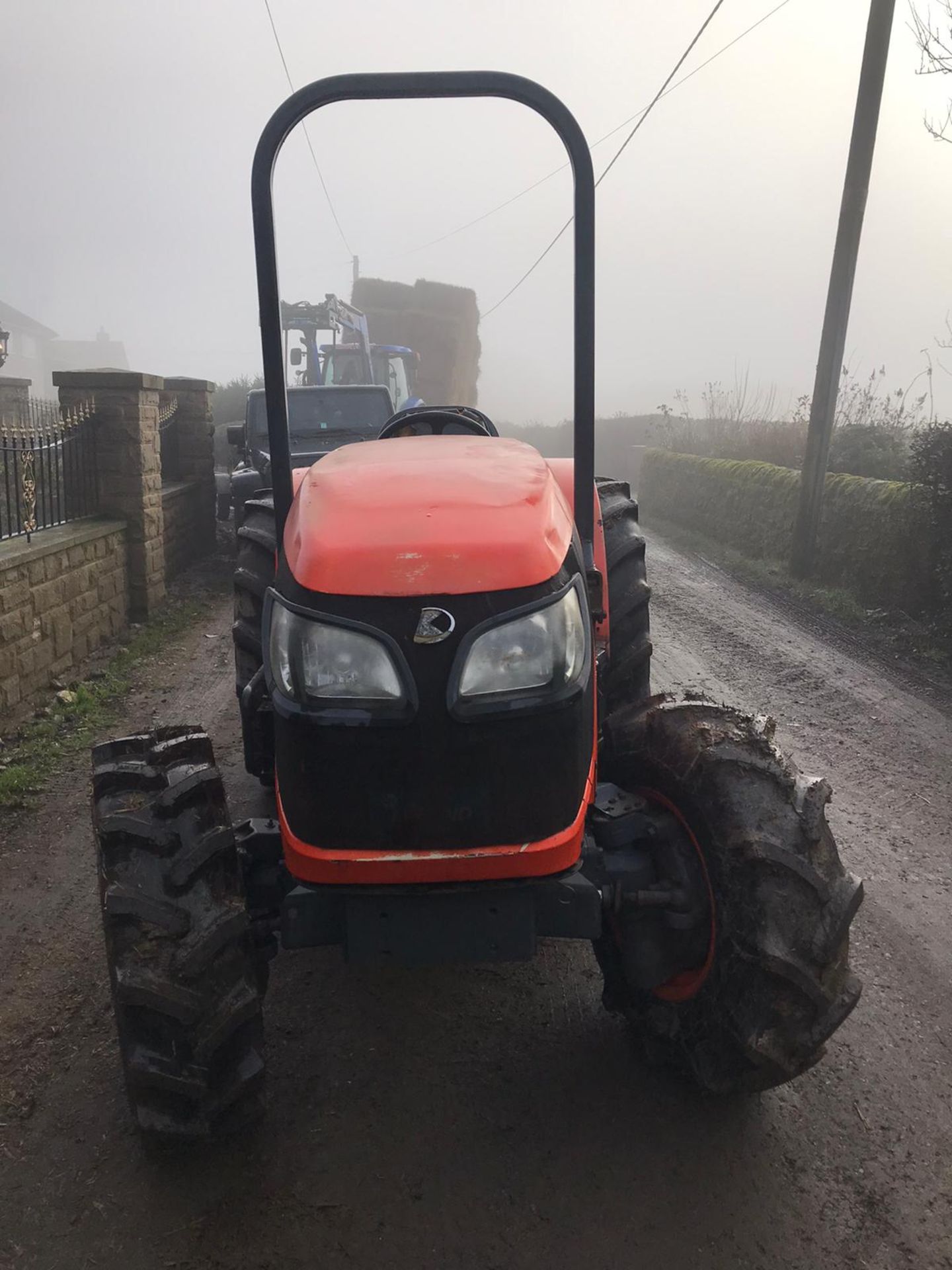 KUBOTA M8540 4WD TRACTOR, APPROX 88 HP, 2300KG LIFT CAPACITY, ROLLGUARD, RUNS AND WORKS *PLUS VAT* - Image 2 of 4