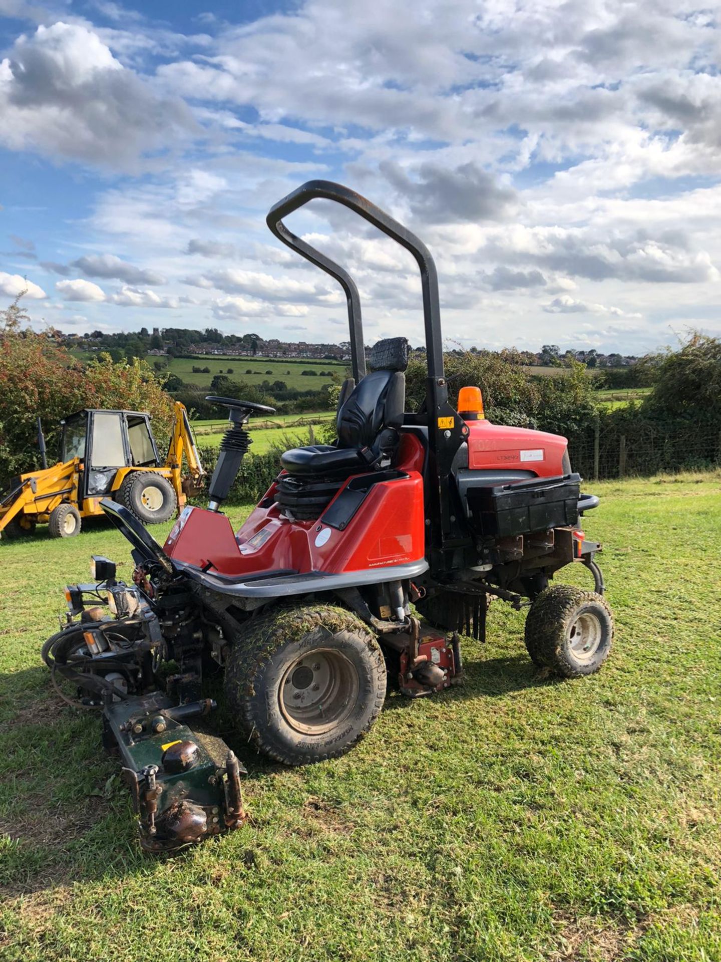 2012/12 REG TORO LT3240 RIDE ON DIESEL LAWNMOWER, 4 WHEEL DRIVE, RUNS, WORKS AND CUTS *PLUS VAT* - Image 5 of 6