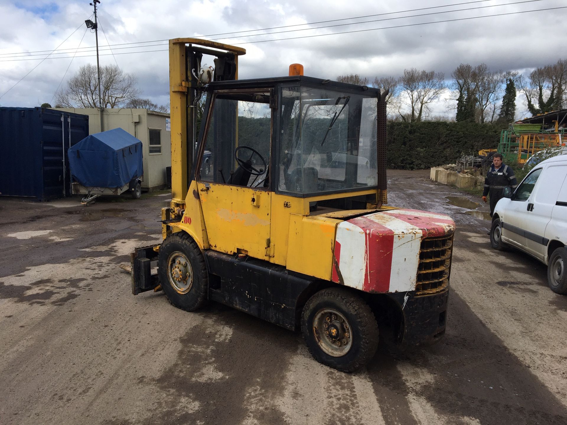 HYSTER 5 TON DIESEL FORKLIFT, PERKINS 4 CYLINDER DIESEL ENGINE, EXTRA WIDE FORK CARRIAGE *PLUS VAT* - Image 3 of 5