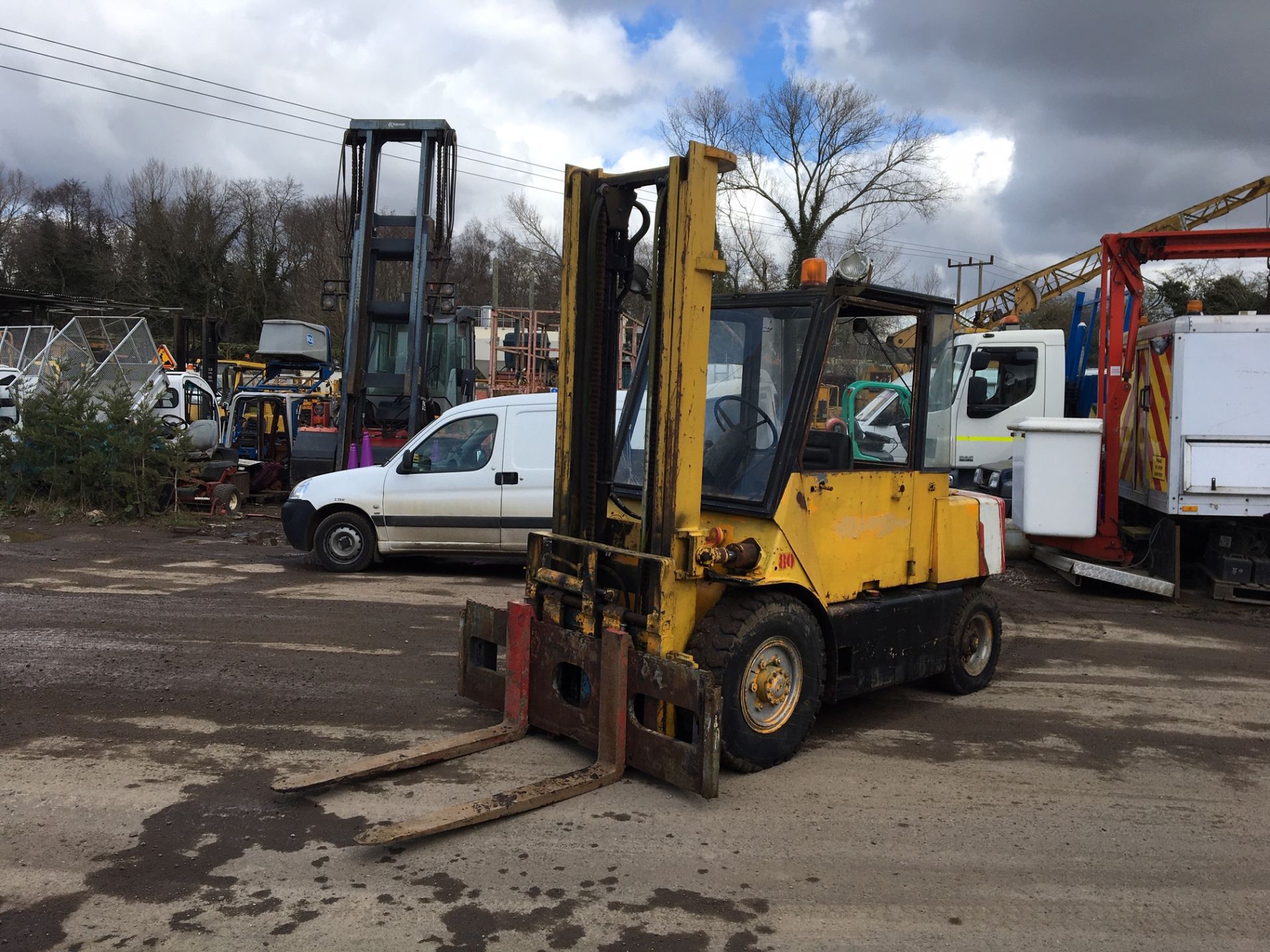 HYSTER 5 TON DIESEL FORKLIFT, PERKINS 4 CYLINDER DIESEL ENGINE, EXTRA WIDE FORK CARRIAGE *PLUS VAT* - Image 4 of 5