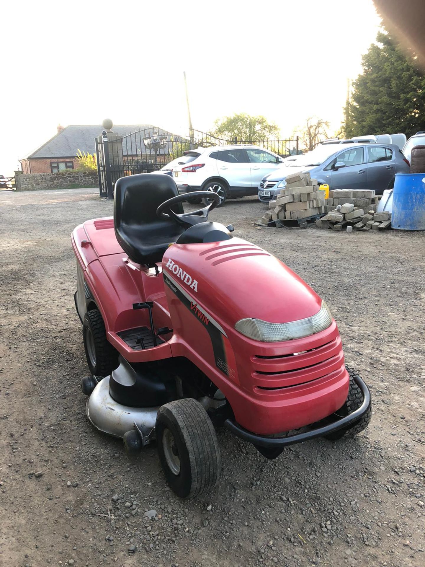 HONDA 2620 RIDE ON LAWN MOWER 20HP ENGINE 48 INCH CUTTING DECK *NO VAT* - Image 4 of 6