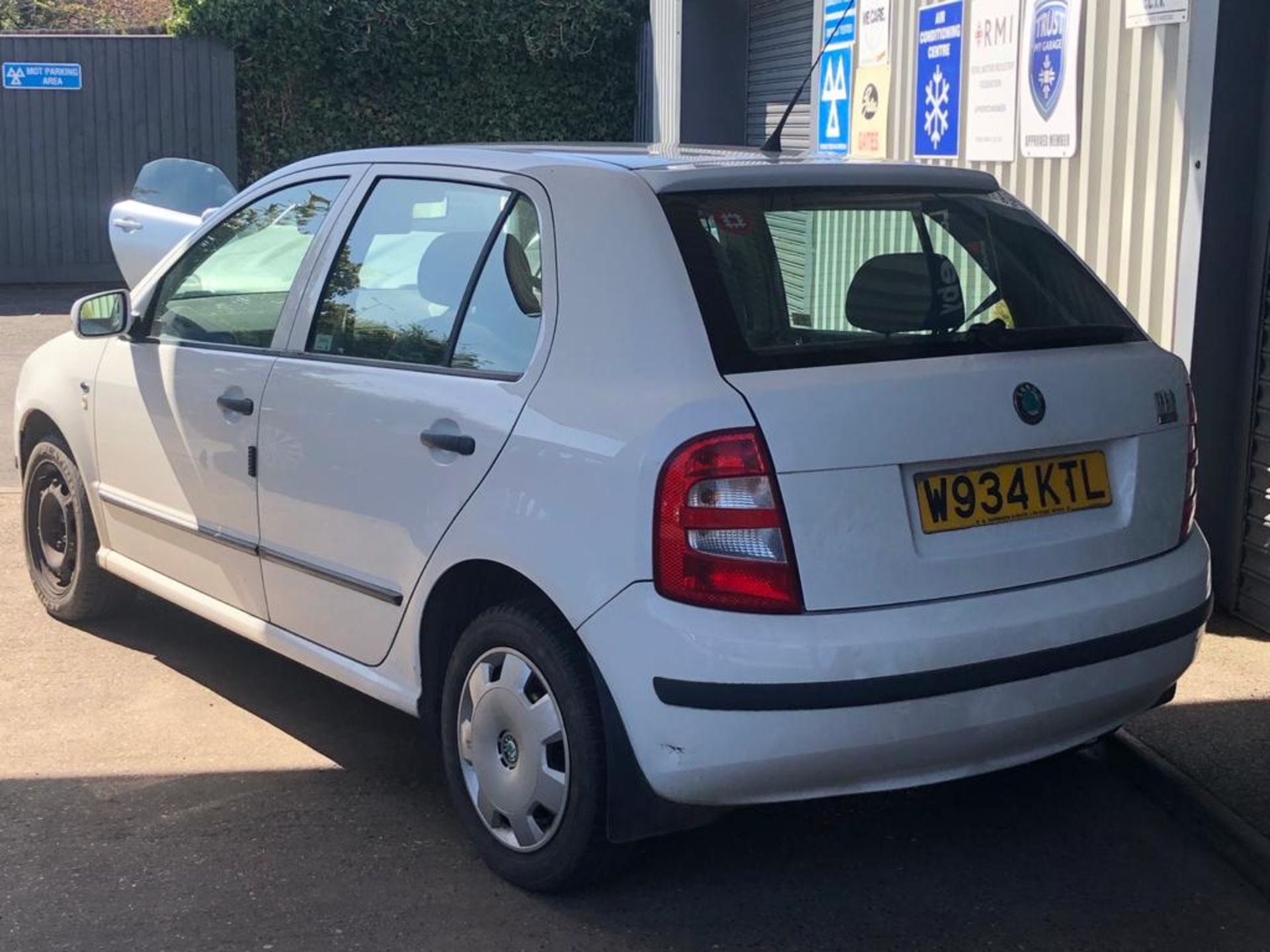 2000/W REG SKODA FABIA COMFORT 16V 1.4 PETROL 5DR HATCHBACK, SHOWING 1 FORMER KEEPER *NO VAT* - Image 4 of 10