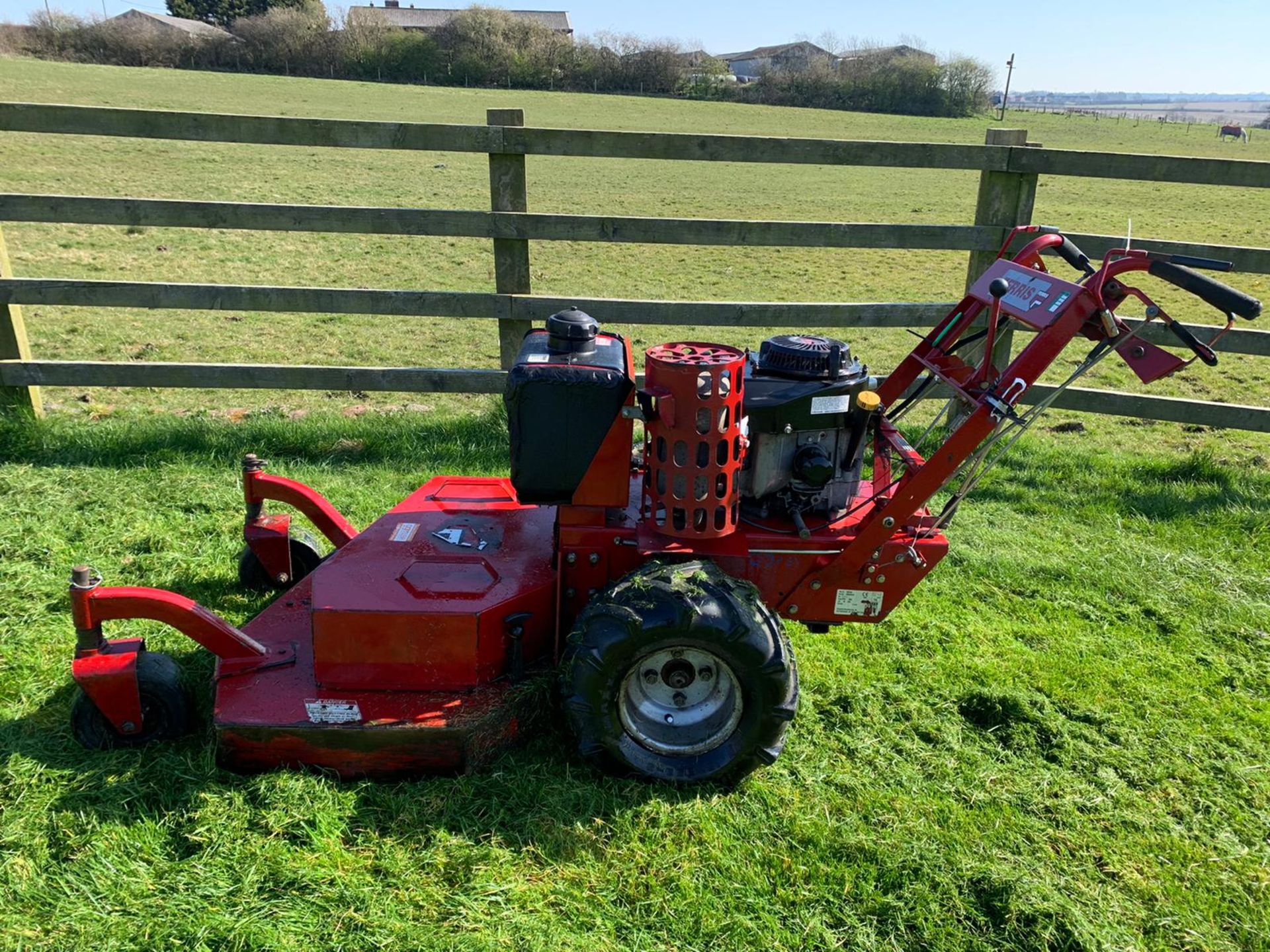 FERRIS HYDROWALK SD COMMERCIAL 36" CUT WALK BEHIND MOWER, YEAR 2005, RUNS, WORKS AND CUTS *PLUS VAT* - Image 10 of 11