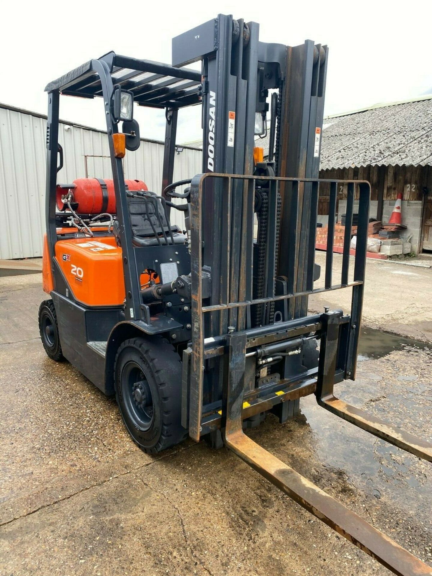 DOOSAN 2 TON GAS FORKLIFT, MODEL: G20G, TRIPLE MAST, FREE LIFT, 1160 HOURS, YEAR 2016 *PLUS VAT* - Image 4 of 8