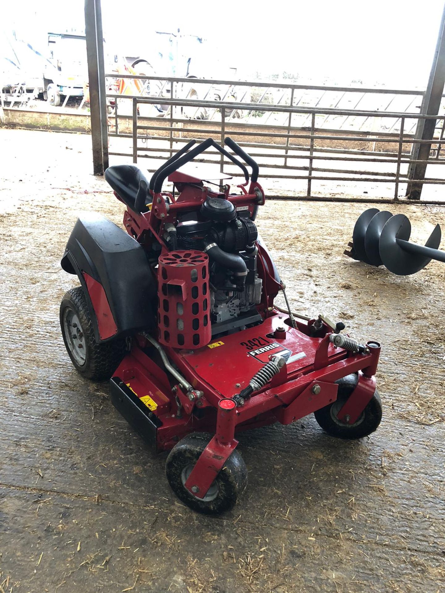 FERRIS EVOLUTION 36 SIT/STAND ON ZERO TURN MOWER, IN VERY GOOD CONDITION *PLUS VAT* - Image 2 of 9