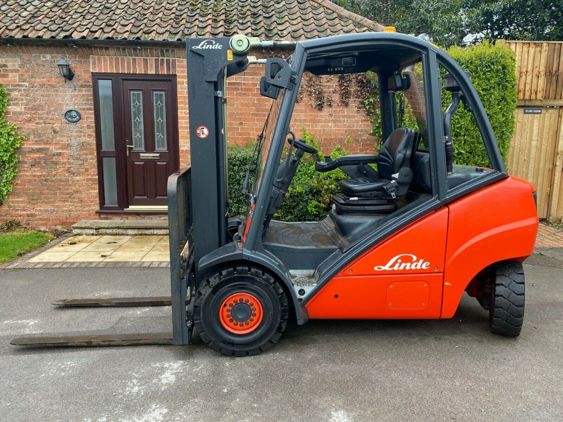 LINDE 3 TON FORK LIFT, TRIPLE, FREE LIFT, MODEL: H30D, ONLY 285 HOURS FROM NEW GENUINE *PLUS VAT* - Image 2 of 11