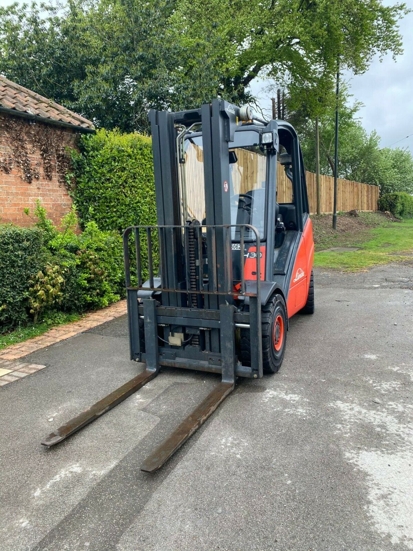 LINDE 3 TON FORK LIFT, TRIPLE, FREE LIFT, MODEL: H30D, ONLY 285 HOURS FROM NEW GENUINE *PLUS VAT* - Image 4 of 11