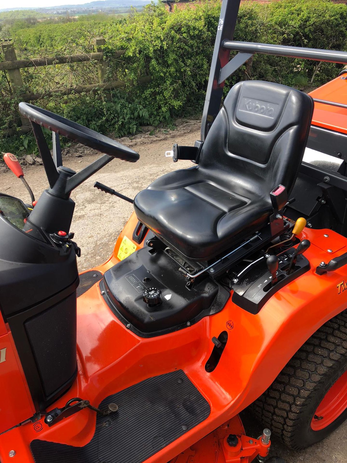 EX DEMO KUBOTA G23-11 RIDE ON LAWN MOWER - ONLY 30 HOURS FROM NEW, IN VERY GOOD CONDITION *PLUS VAT* - Image 3 of 10