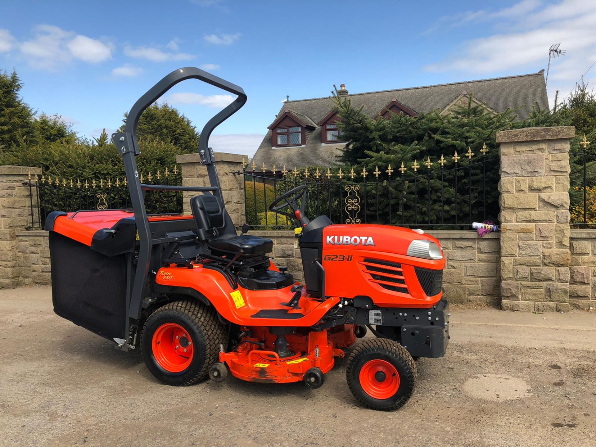 EX DEMO KUBOTA G23-11 RIDE ON LAWN MOWER - ONLY 30 HOURS FROM NEW, IN VERY GOOD CONDITION *PLUS VAT*