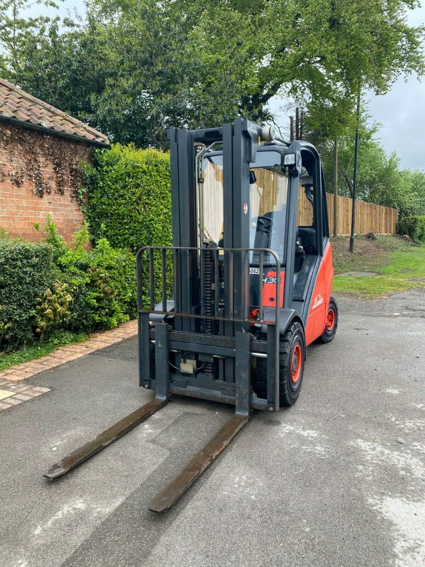 LINDE 3 TON FORK LIFT, TRIPLE, FREE LIFT, MODEL: H30D, ONLY 285 HOURS FROM NEW GENUINE *PLUS VAT* - Image 5 of 11