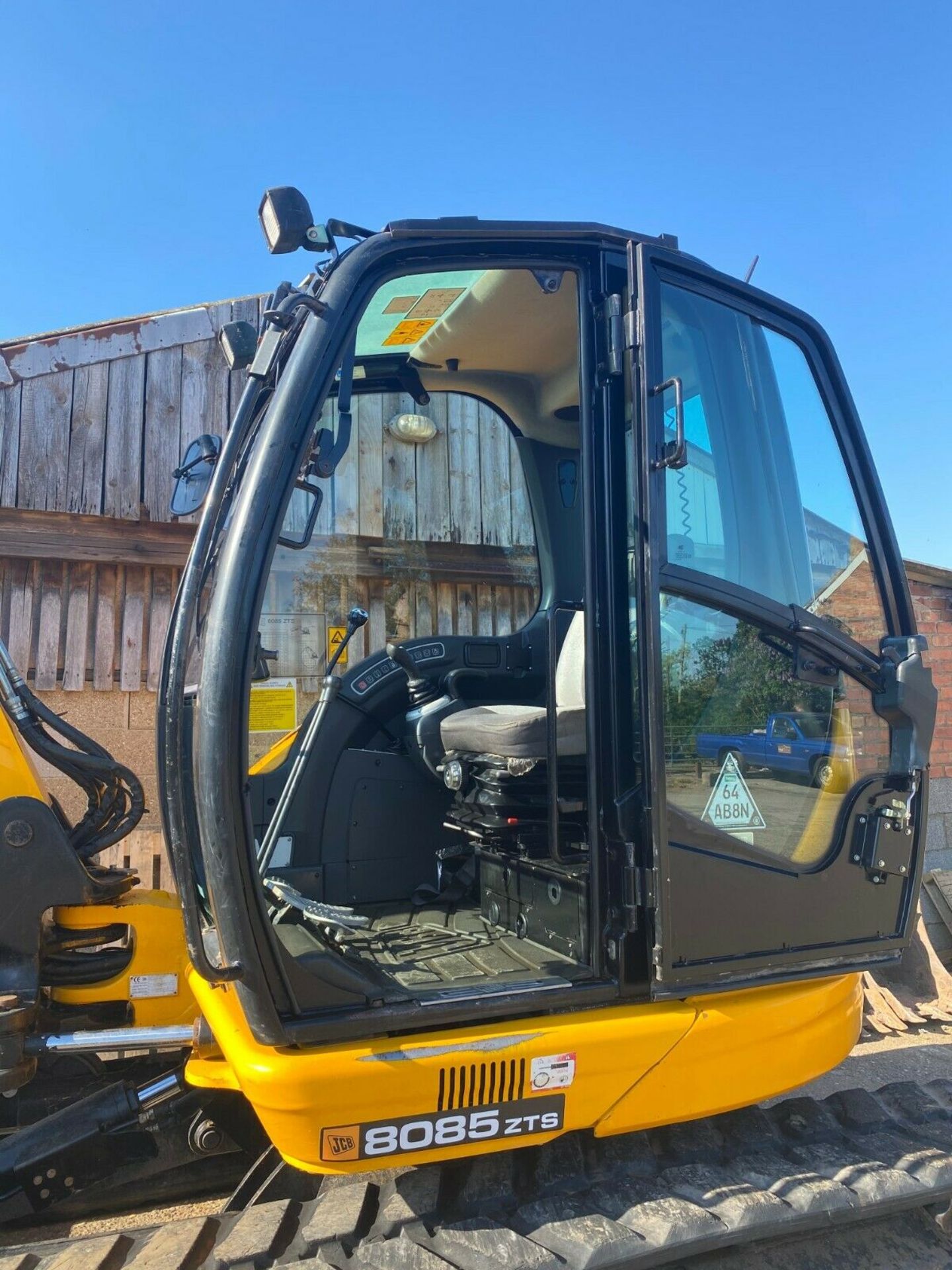 JCB 8085 ZTS EXCAVATOR DIGGER, YEAR 2010, ONLY 2824 HOURS, COMPLETE WITH 4 X BUCKETS & QUICK HITCH - Image 6 of 12