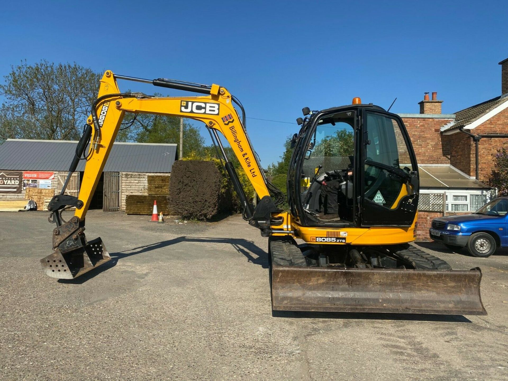 JCB 8085 ZTS EXCAVATOR DIGGER, YEAR 2010, ONLY 2824 HOURS, COMPLETE WITH 4 X BUCKETS & QUICK HITCH - Image 2 of 12