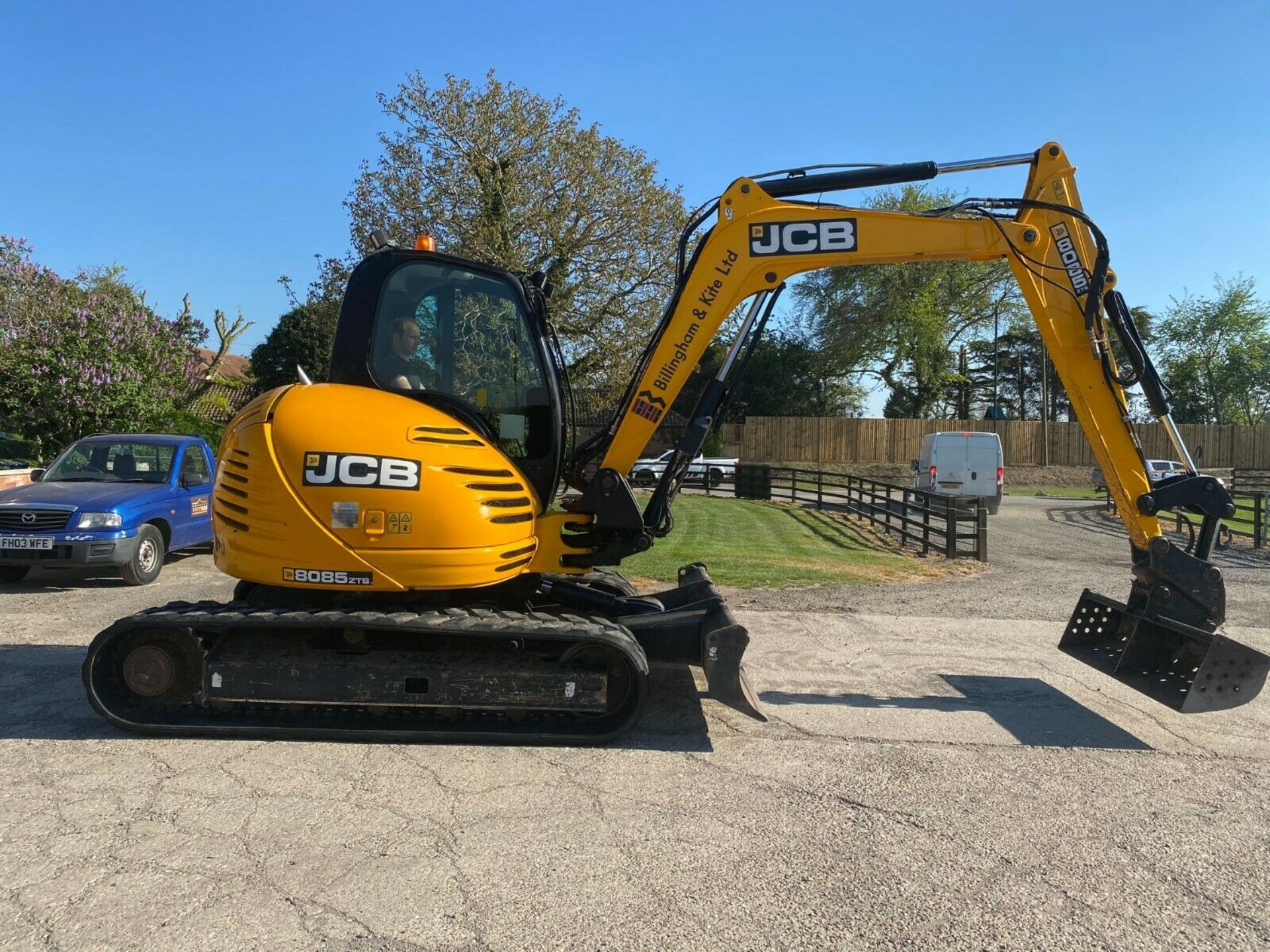 JCB 8085 ZTS EXCAVATOR DIGGER, YEAR 2010, ONLY 2824 HOURS, COMPLETE WITH 4 X BUCKETS & QUICK HITCH - Image 3 of 12