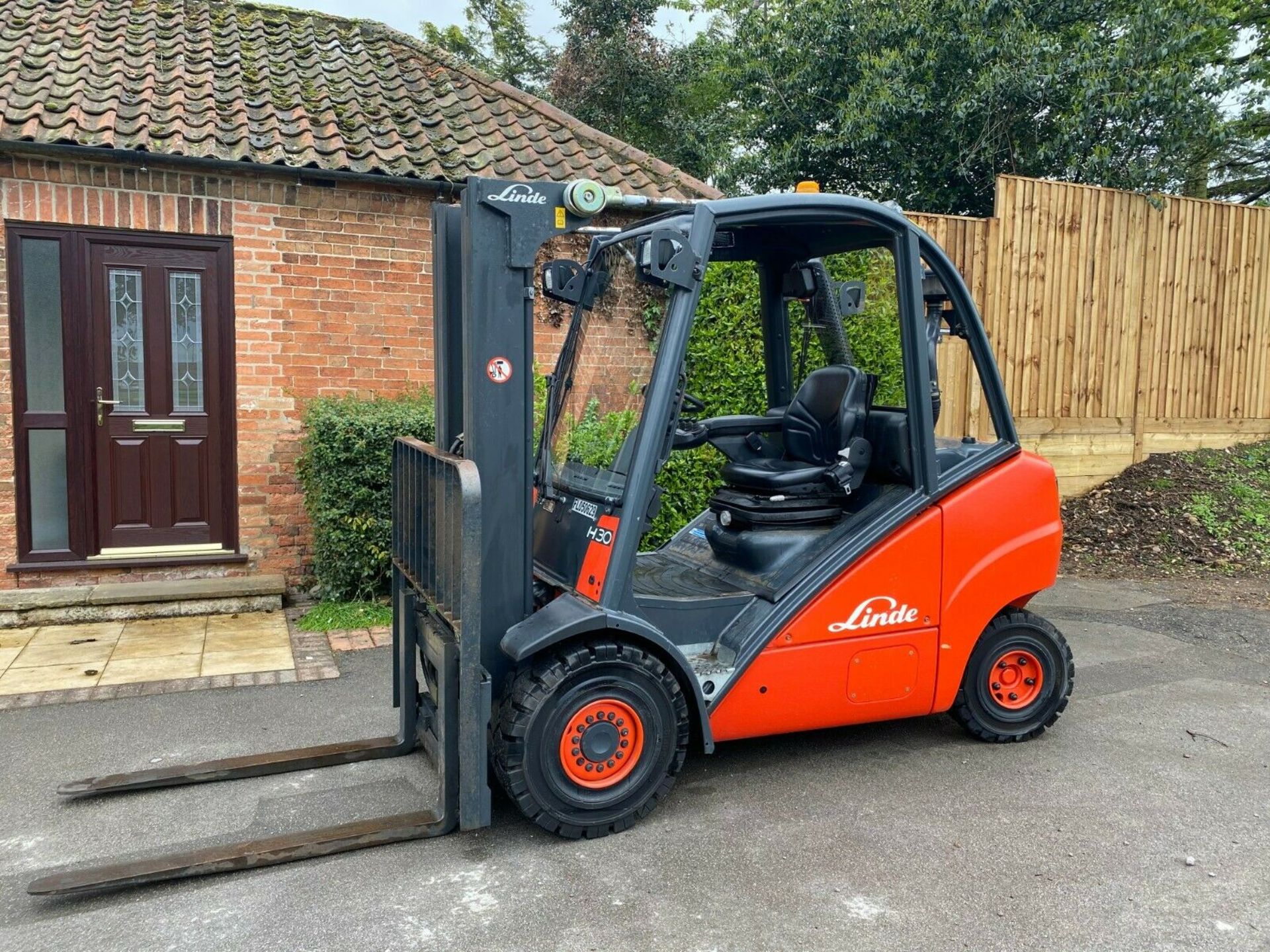 LINDE 3 TON FORK LIFT, TRIPLE, FREE LIFT, MODEL: H30D, ONLY 285 HOURS FROM NEW GENUINE *PLUS VAT* - Image 3 of 11