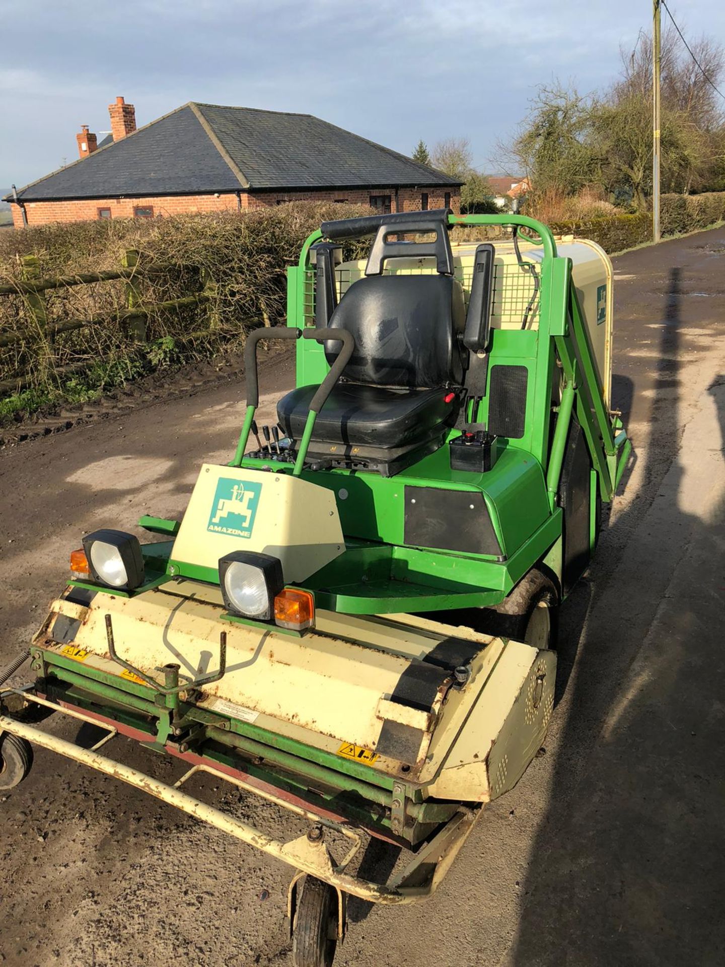 AMAZONE PROFIHOPPER RIDE ON LAWN FLAIL MOWER, ONLY 913 HOURS, RUNS, WORKS AND CUTS WELL *PLUS VAT* - Image 3 of 10
