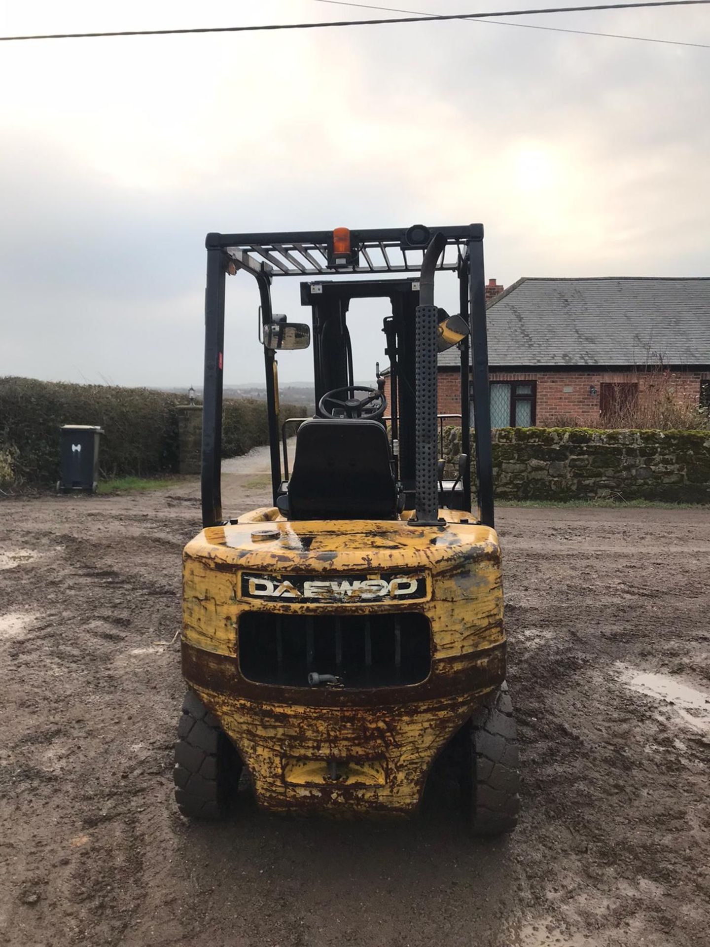 DAEWOO 2.5 TON DIESEL FORKLIFT, YEAR 2003, POWER 44.1 KW, 3300MM LIFT HEIGHT *PLUS VAT* - Image 2 of 5