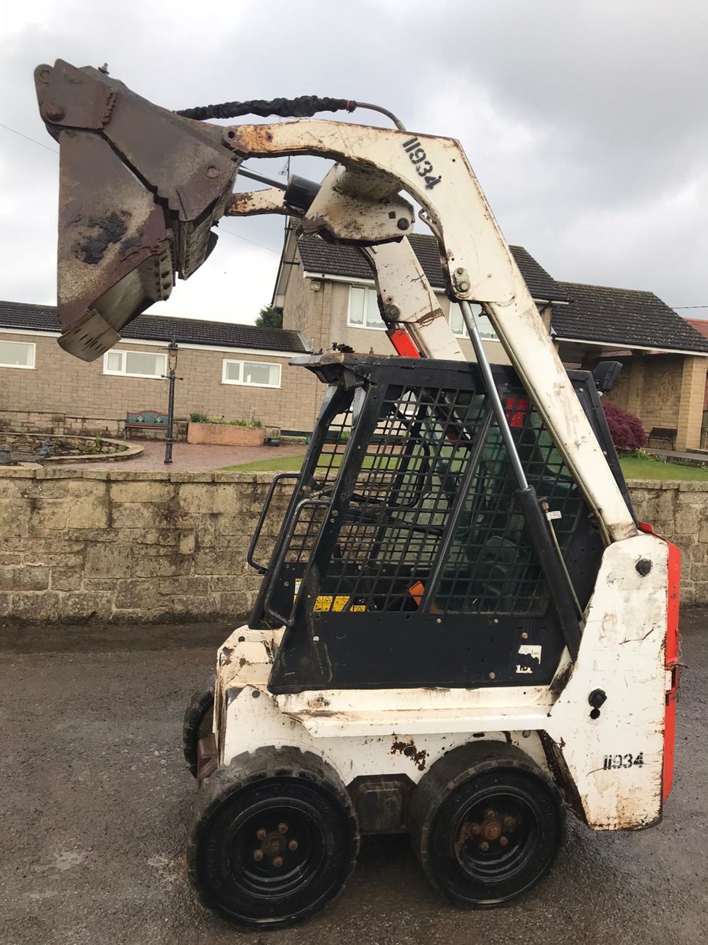 2015 BOBCAT S70 SKID STEER LOADER, 1960 HOURS, 4 IN 1 BUCKET, RUNS, DRIVES AND LIFTS *PLUS VAT* - Image 2 of 5