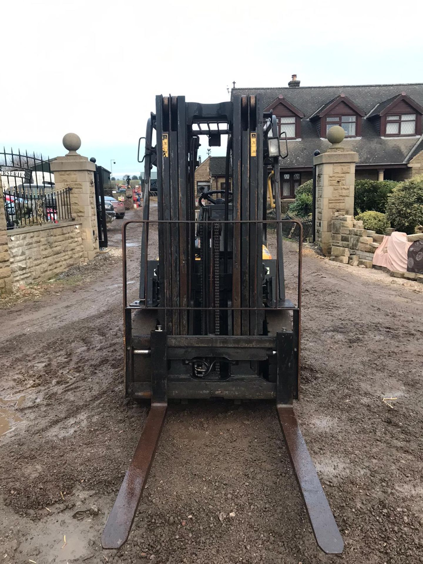 DAEWOO 2.5 TON DIESEL FORKLIFT, YEAR 2003, POWER 44.1 KW, 3300MM LIFT HEIGHT *PLUS VAT* - Image 3 of 5