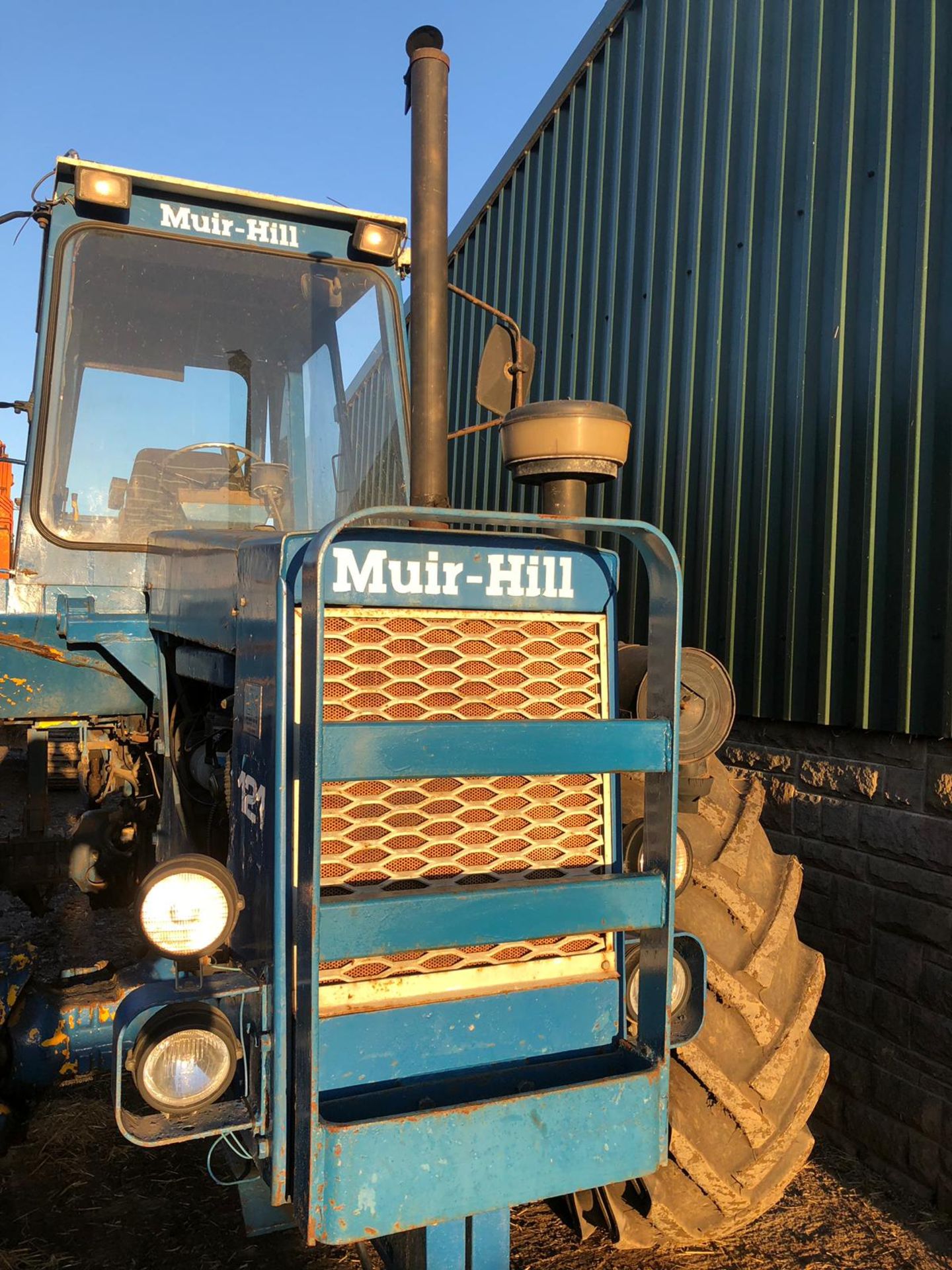 MUIR-HILL 121 HEAVY DUTY BLUE / WHITE DIESEL TRACTOR *PLUS VAT* - Image 3 of 19