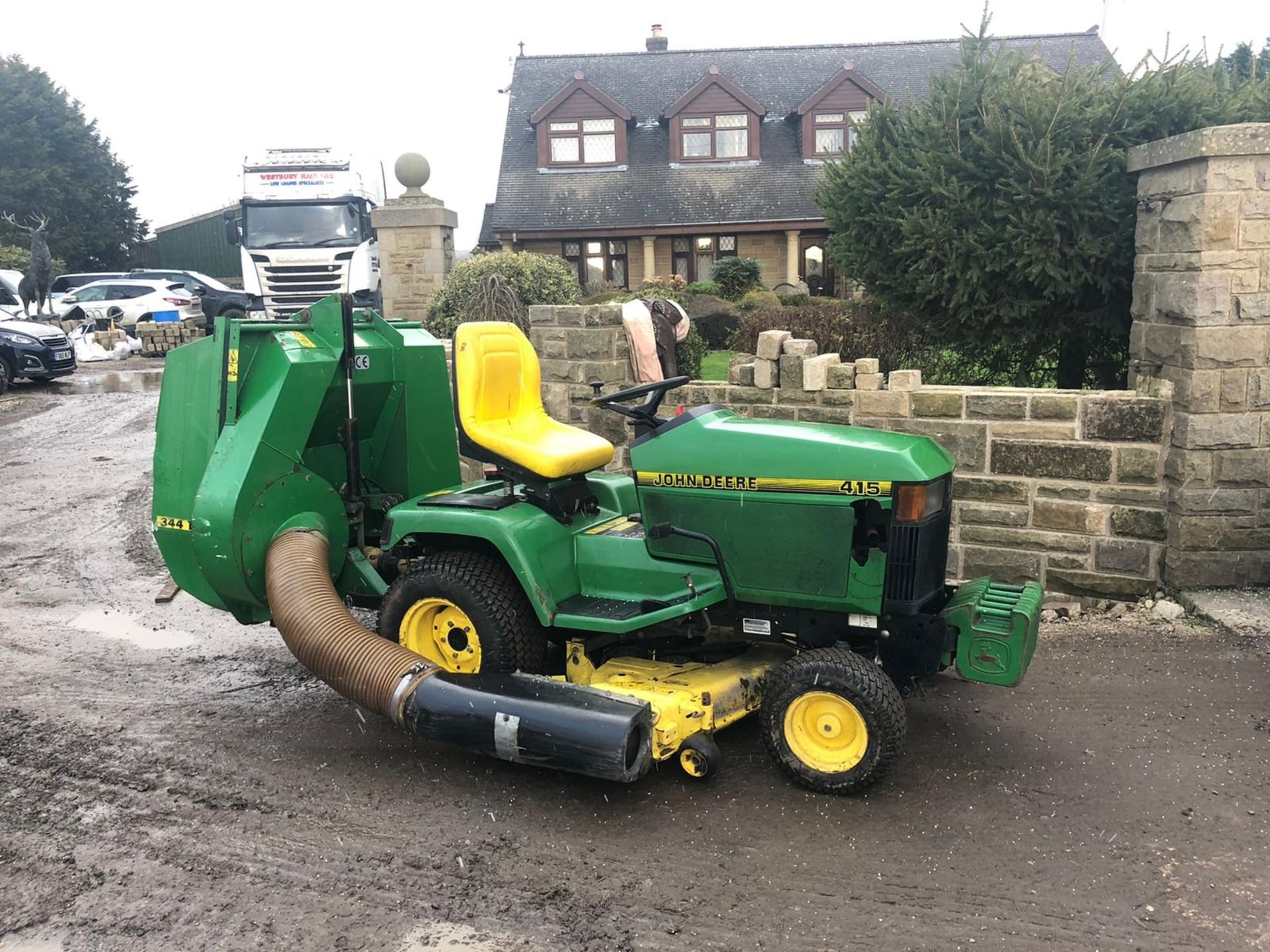 JOHN DEERE 415 RIDE ON LAWN MOWER, RUNS & WORKS, CUTS AND COLLECTS WELL *NO VAT*