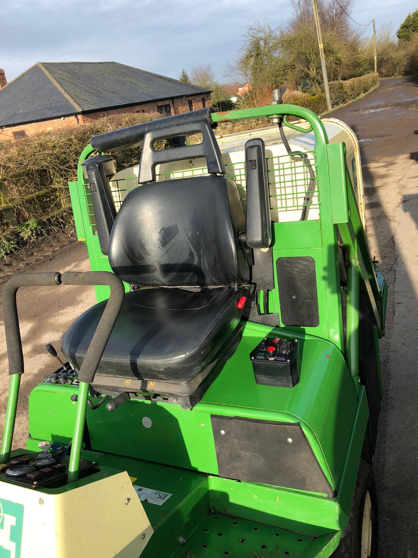 AMAZONE PROFIHOPPER RIDE ON LAWN FLAIL MOWER, ONLY 913 HOURS, RUNS, WORKS AND CUTS WELL *PLUS VAT* - Image 5 of 10