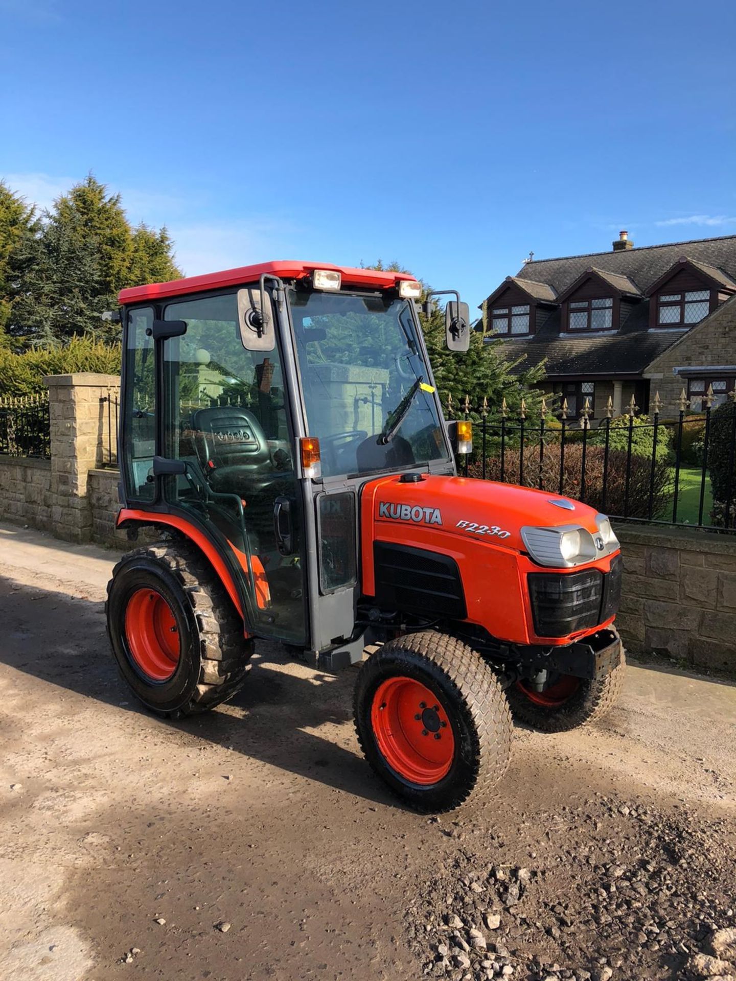 KUBOTA B2230 COMPACT TRACTOR, MODEL B2230, FULL GLASS CAB, 3 POINT LINKAGE, REAR PTO, 4WD *PLUS VAT*