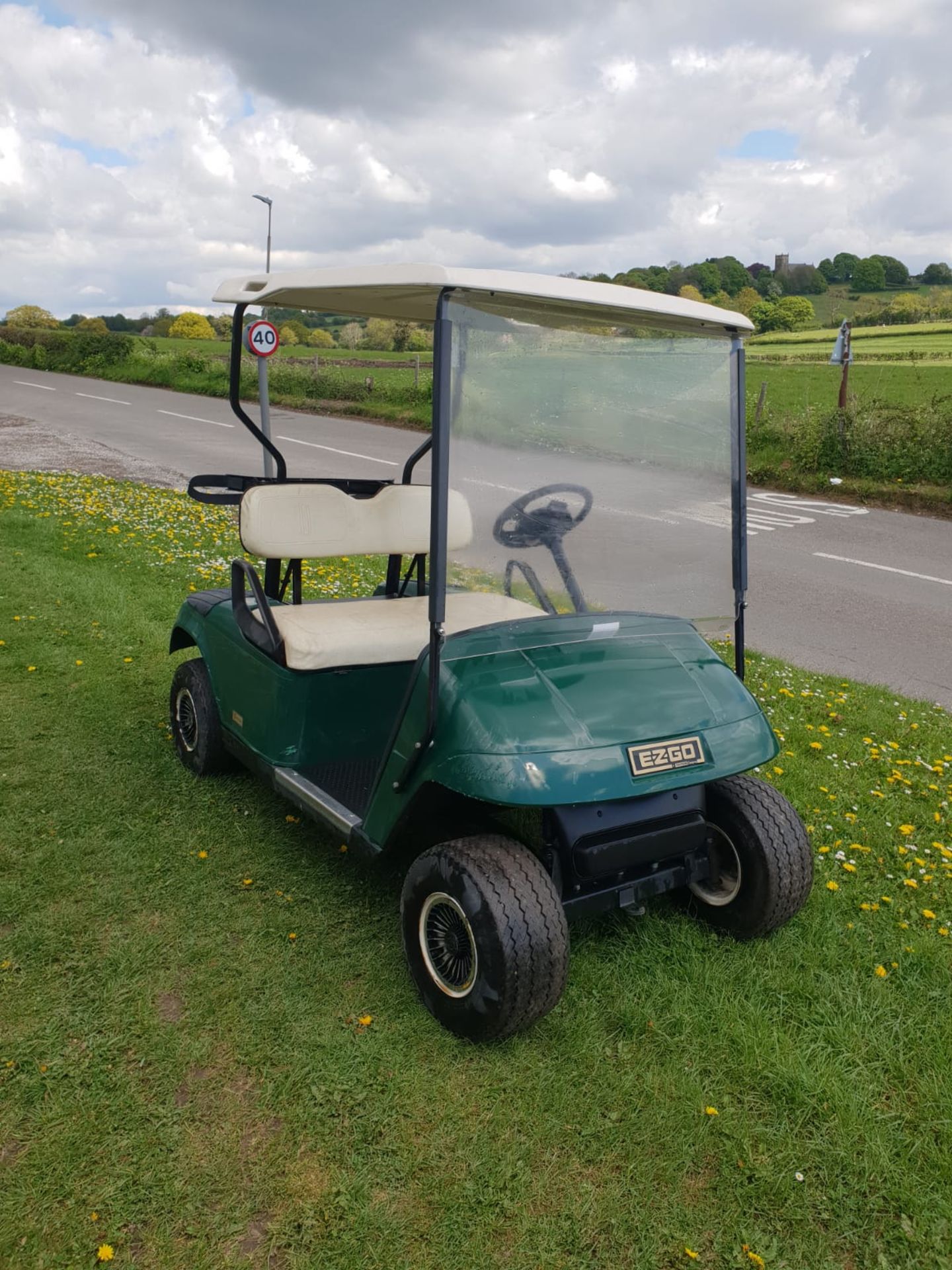 EZ-GO BATTERY GOLF BUGGY RUNS AND DRIVES FORWARD AND REVERSE, ONLY 683 HOURS GOOD TYRES *NO VAT*