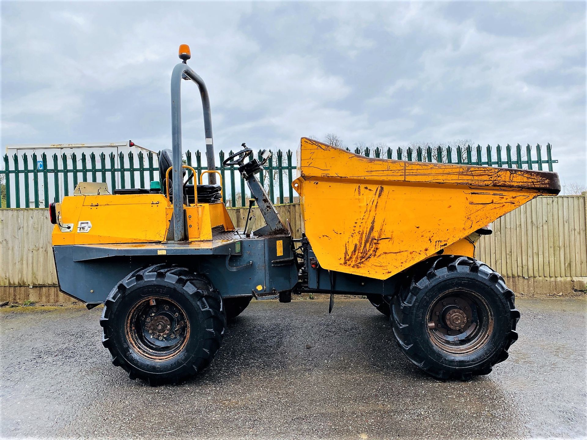 BENFORD 6005 CTR STRAIGHT TIP 6 TONNE DUMPER, YEAR 2006, 2759 HOURS, ROAD LIGHTS *PLUS VAT*