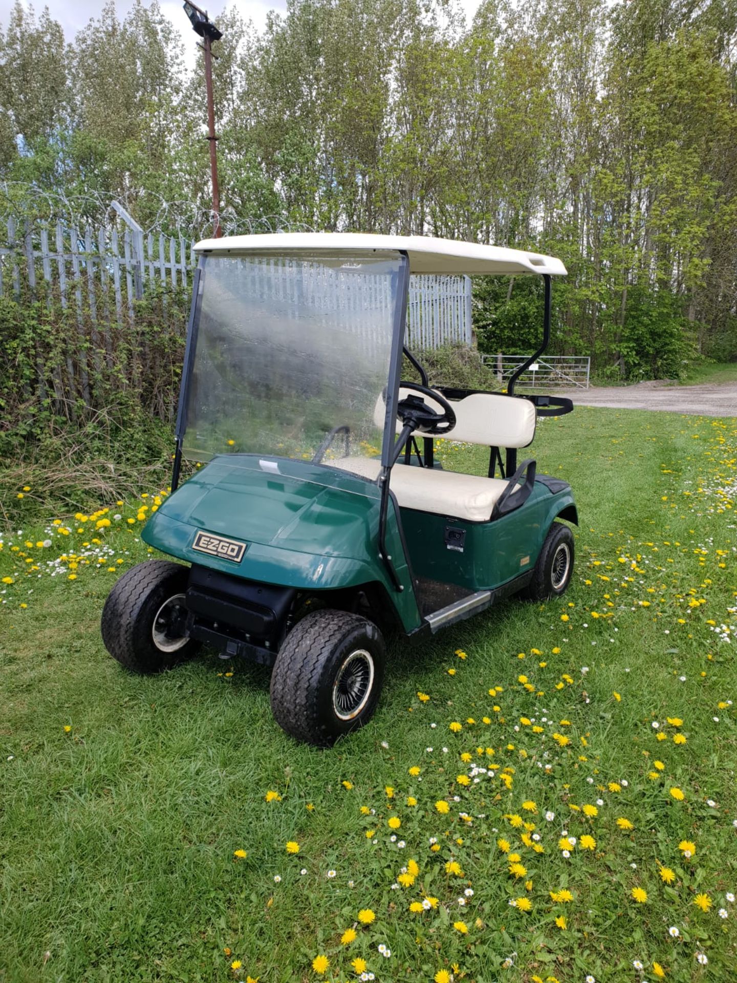 EZ-GO BATTERY GOLF BUGGY RUNS AND DRIVES FORWARD AND REVERSE, ONLY 683 HOURS GOOD TYRES *NO VAT* - Image 2 of 6