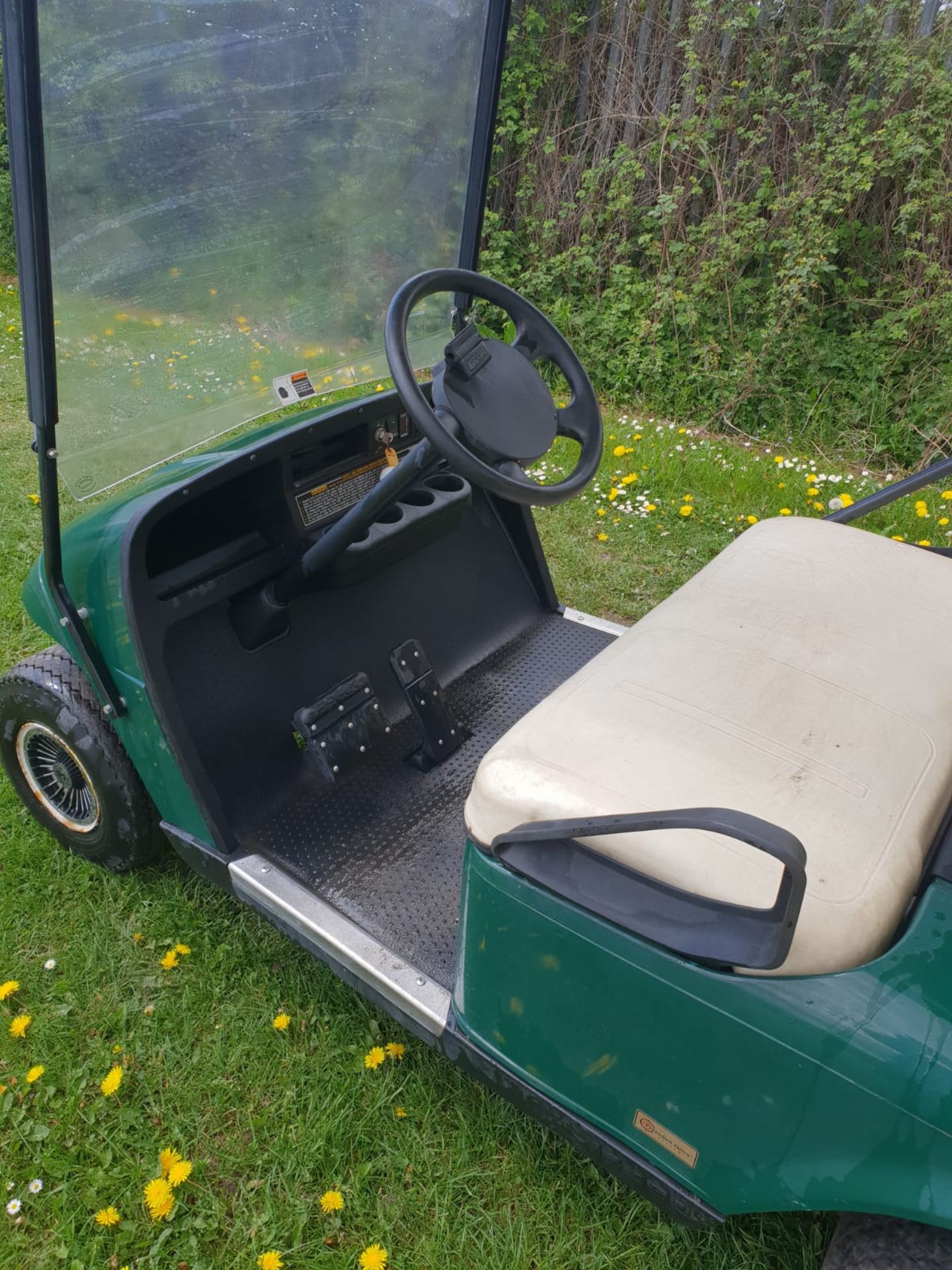 EZ-GO BATTERY GOLF BUGGY RUNS AND DRIVES FORWARD AND REVERSE, ONLY 683 HOURS GOOD TYRES *NO VAT* - Image 4 of 6