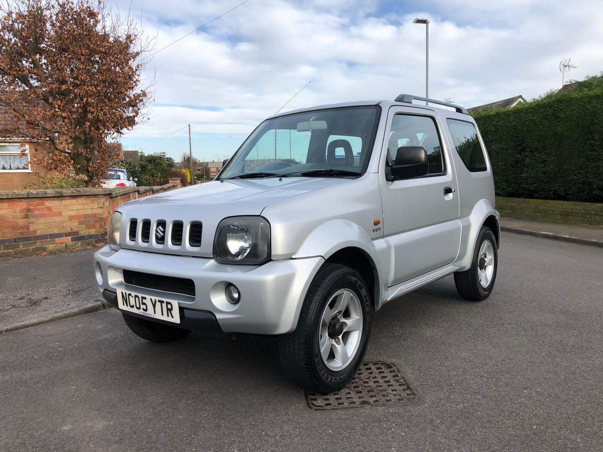 2005/05 REG SUZUKI JIMNY VVTS 1.3L PETROL SILVER, SHOWING 4 FORMER KEEPERS *NO VAT* - Image 2 of 9