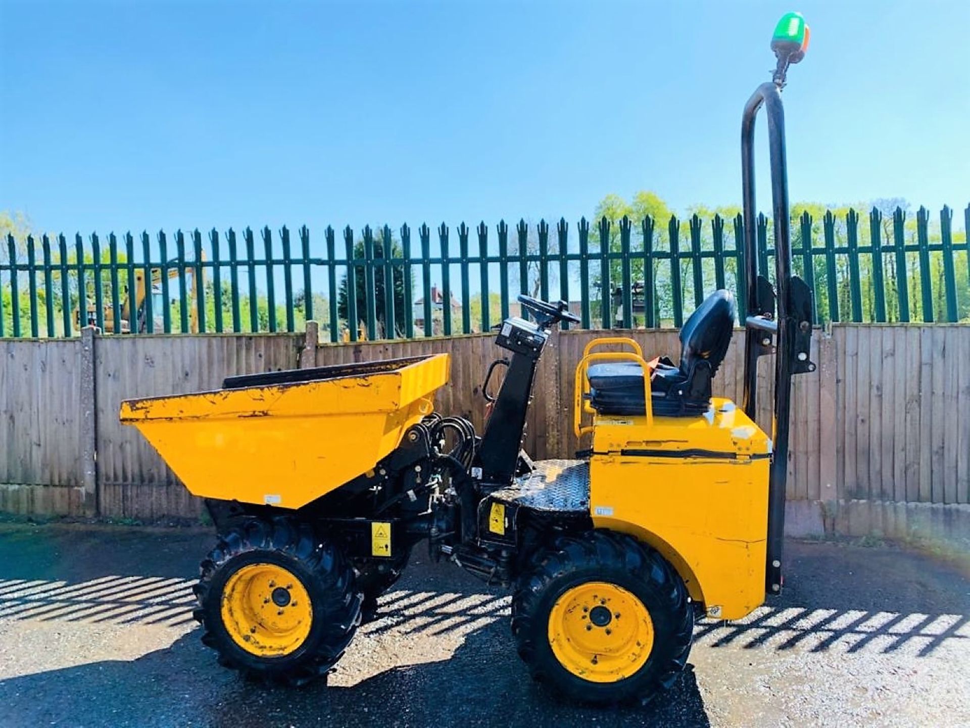 JCB 1 TONNE HIGH TIP DUMPER, YEAR 2015, 736 HOURS, HYDROSTATIC DRIVE, FOLDING ROPS, GOOD TYRES