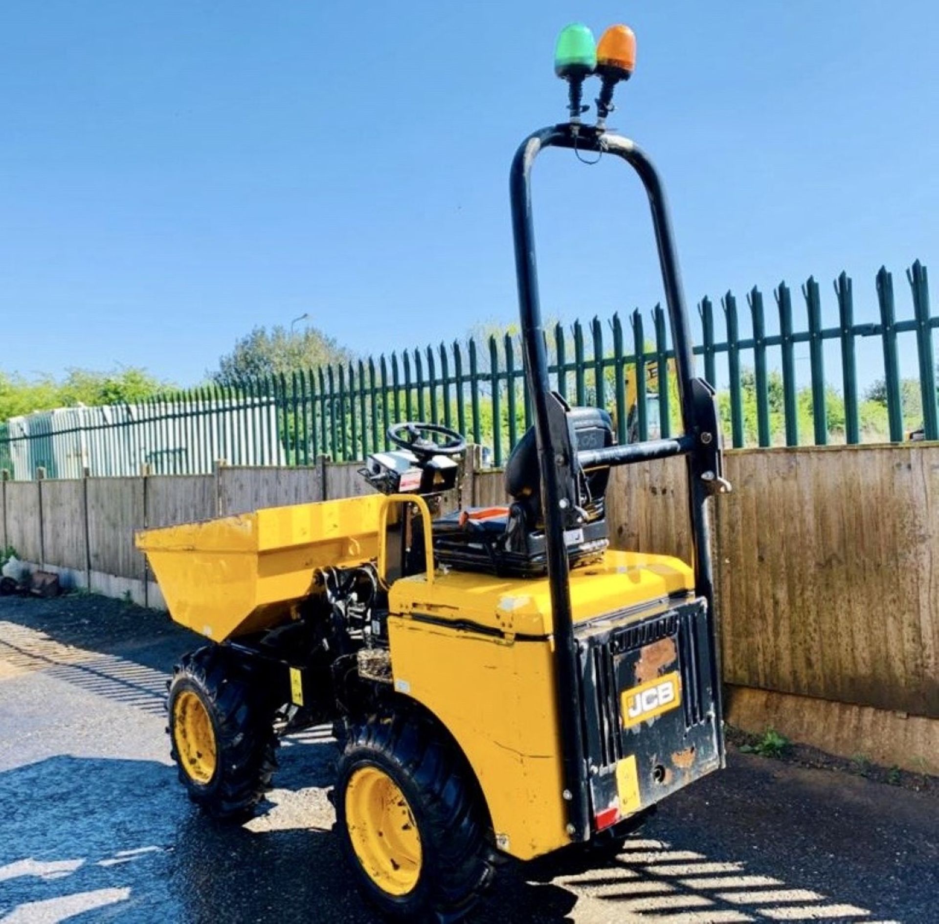 JCB 1 TONNE HIGH TIP DUMPER, YEAR 2015, 736 HOURS, HYDROSTATIC DRIVE, FOLDING ROPS, GOOD TYRES - Image 2 of 11