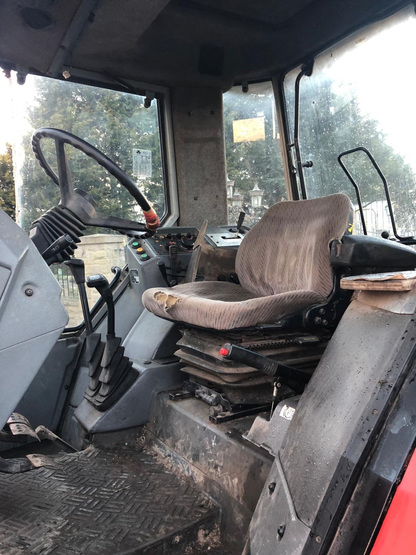 MASSEY FERGUSON 3065 TRACTOR, RUNS AND WORKS, 3 POINT LINKAGE, YEAR 1992, ROAD REGISTERED *PLUS VAT* - Image 6 of 8