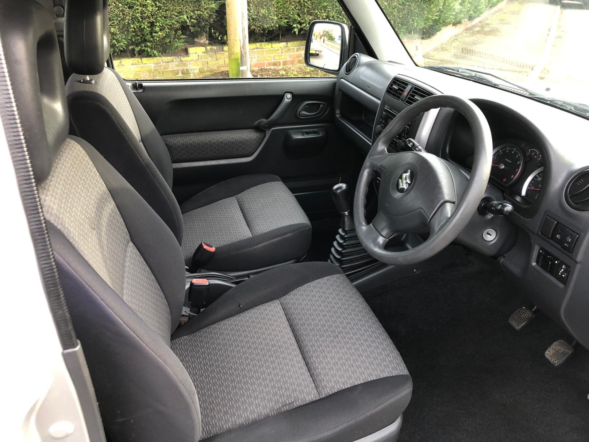 2005/05 REG SUZUKI JIMNY VVTS 1.3L PETROL SILVER, SHOWING 4 FORMER KEEPERS *NO VAT* - Image 9 of 9