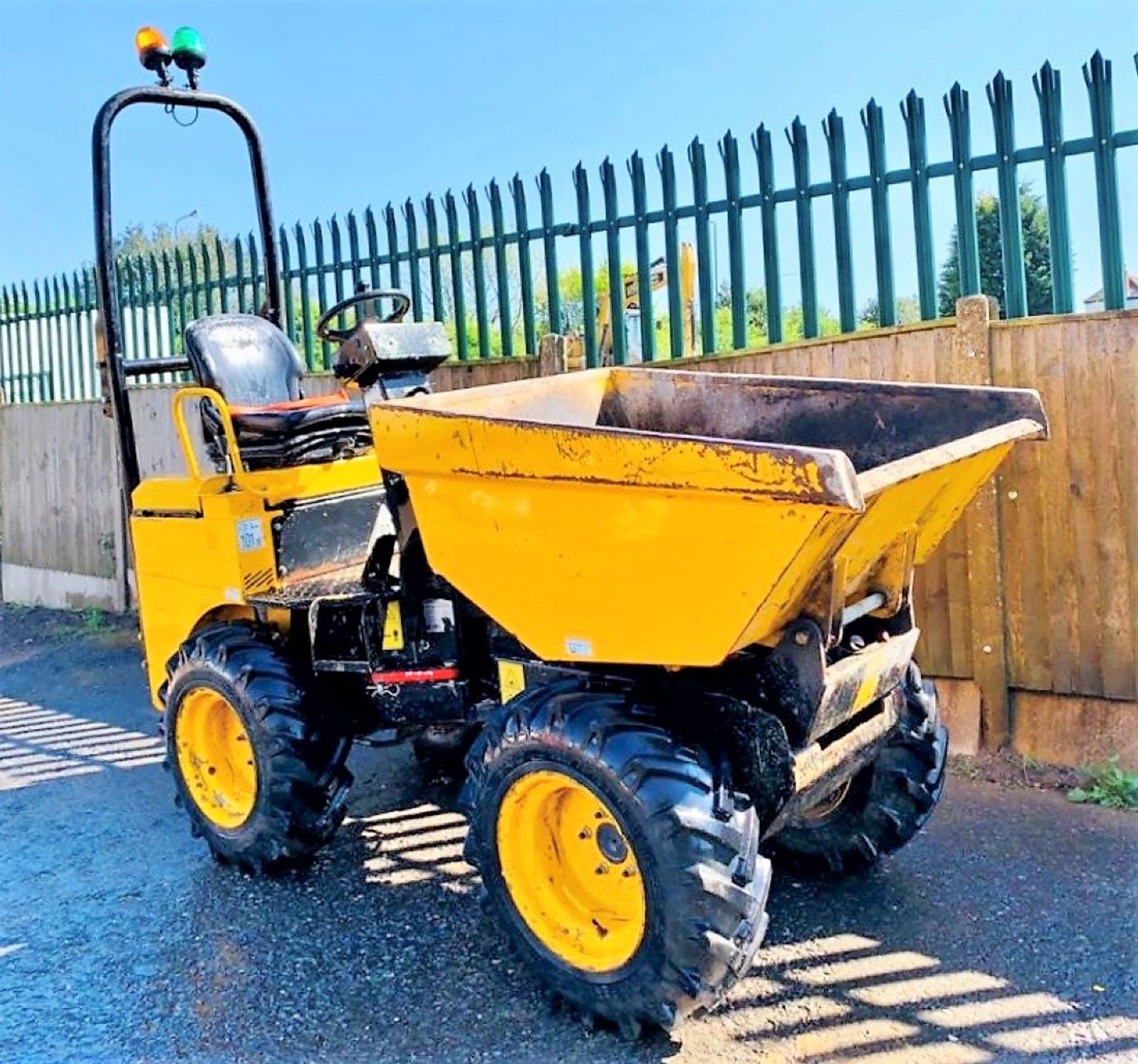 JCB 1 TONNE HIGH TIP DUMPER, YEAR 2015, 736 HOURS, HYDROSTATIC DRIVE, FOLDING ROPS, GOOD TYRES - Image 5 of 11