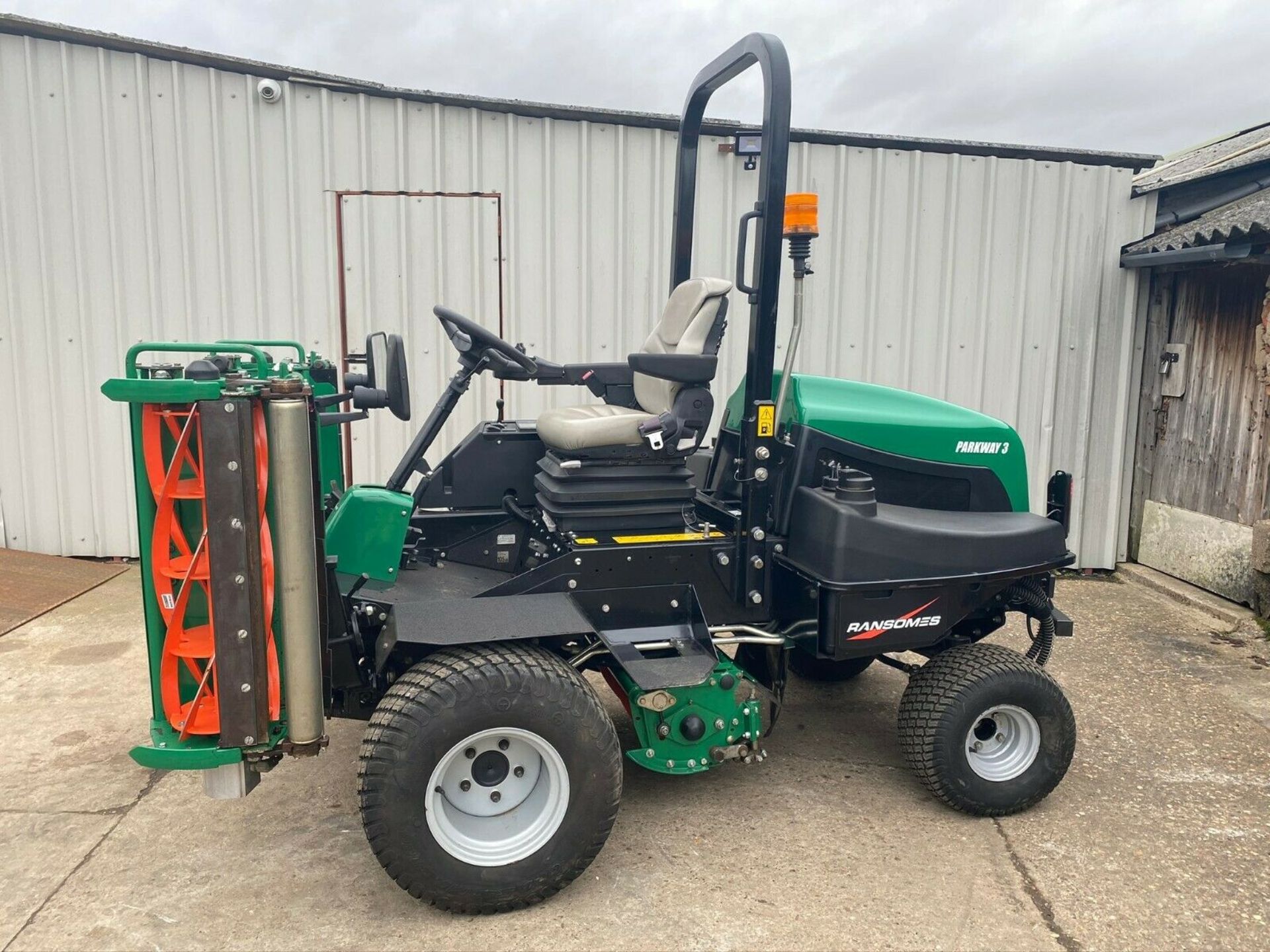 IMMACULATE! RANSOMES PARKWAY 3 TRIPLE CYLINDER MOWER, ONLY 953 HOURS, YEAR 2015, NEW CYLINDERS ETC - Image 3 of 10