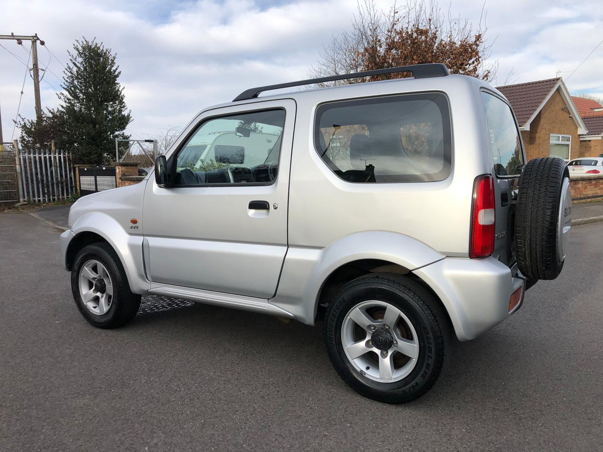 2005/05 REG SUZUKI JIMNY VVTS 1.3L PETROL SILVER, SHOWING 4 FORMER KEEPERS *NO VAT* - Image 4 of 9