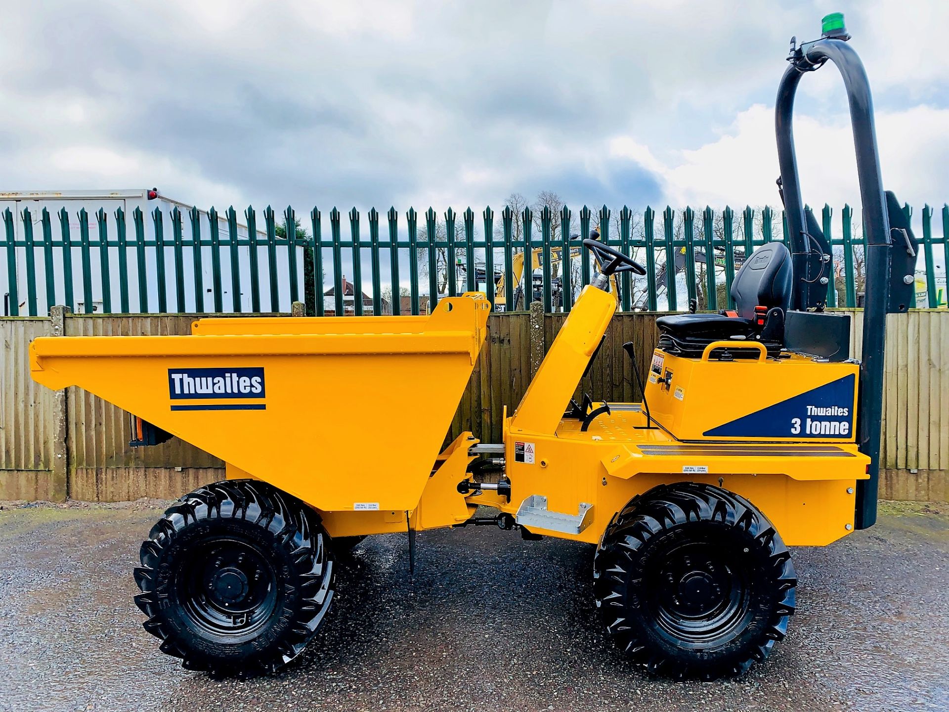 ONLY 3 HOURS! 2019 THWAITES 3 TONNE STRAIGHT TIP DUMPER, MACH 570, NEW / UNUSED, ROAD LIGHTS