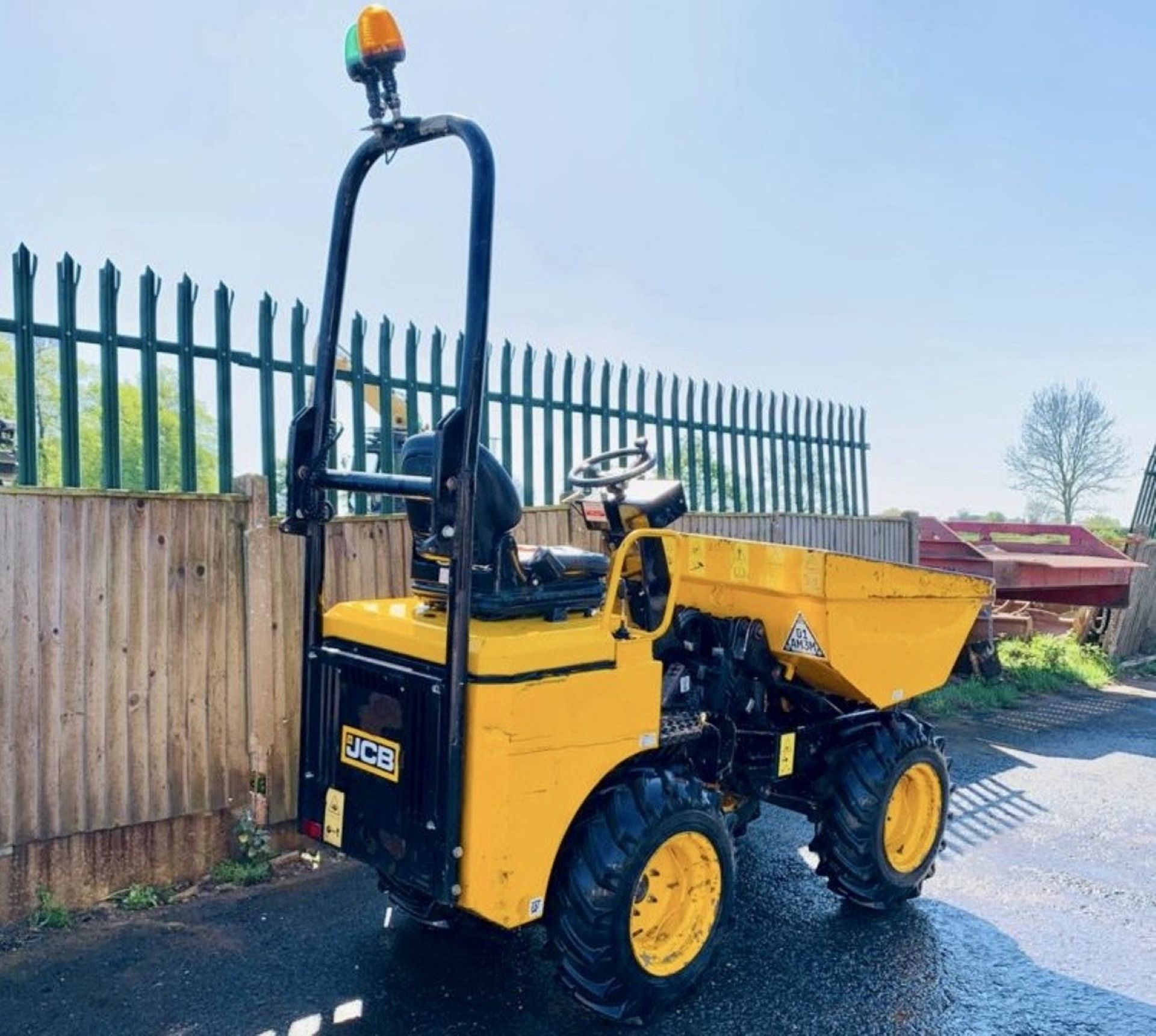 JCB 1 TONNE HIGH TIP DUMPER, YEAR 2015, 736 HOURS, HYDROSTATIC DRIVE, FOLDING ROPS, GOOD TYRES - Image 3 of 11