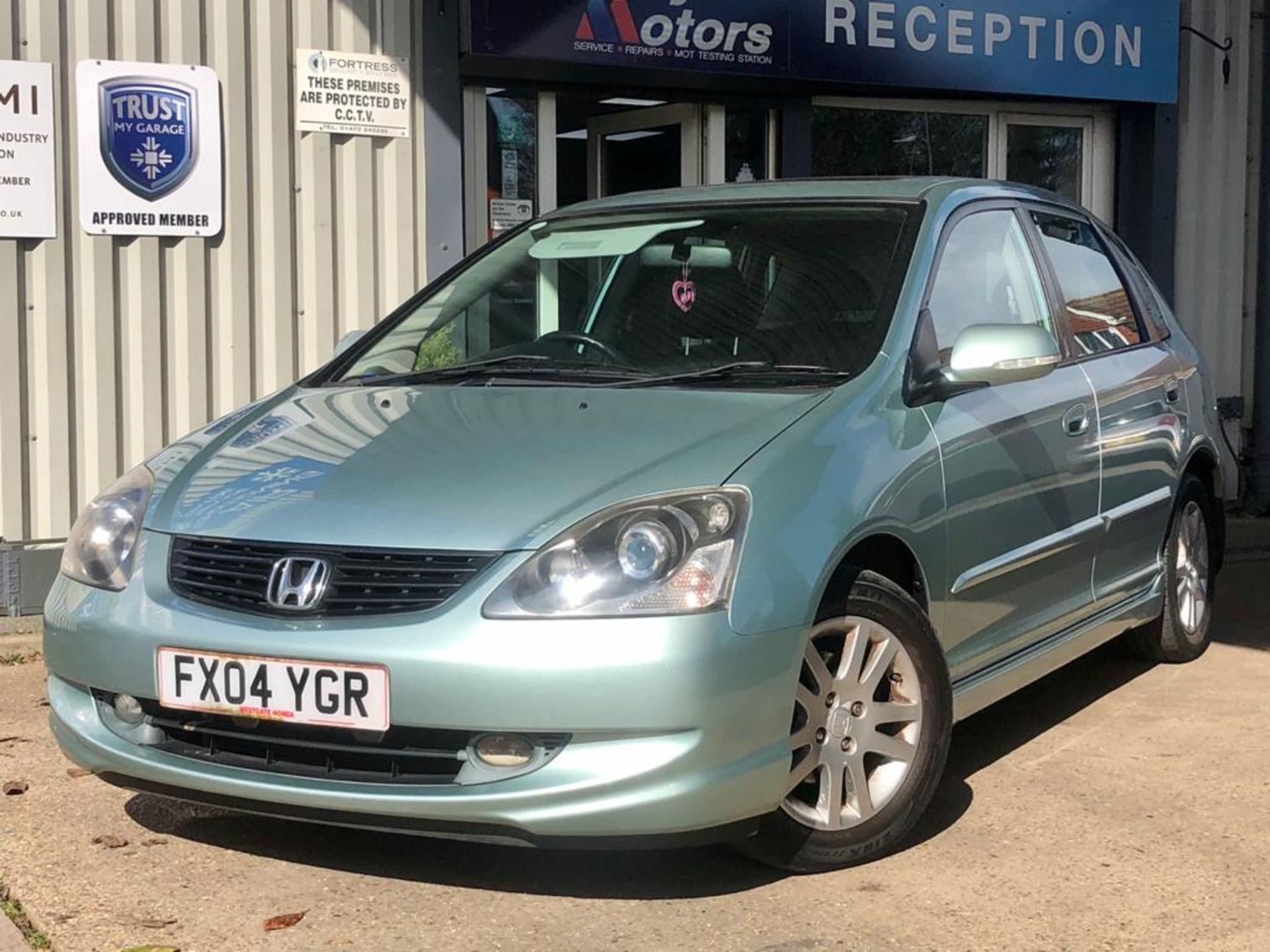 2004/04 REG HONDA CIVIC VTEC EXECUTIVE 1.6 PETROL 5DR HATCHBACK, SHOWING 0 FORMER KEEPERS *NO VAT* - Image 2 of 11