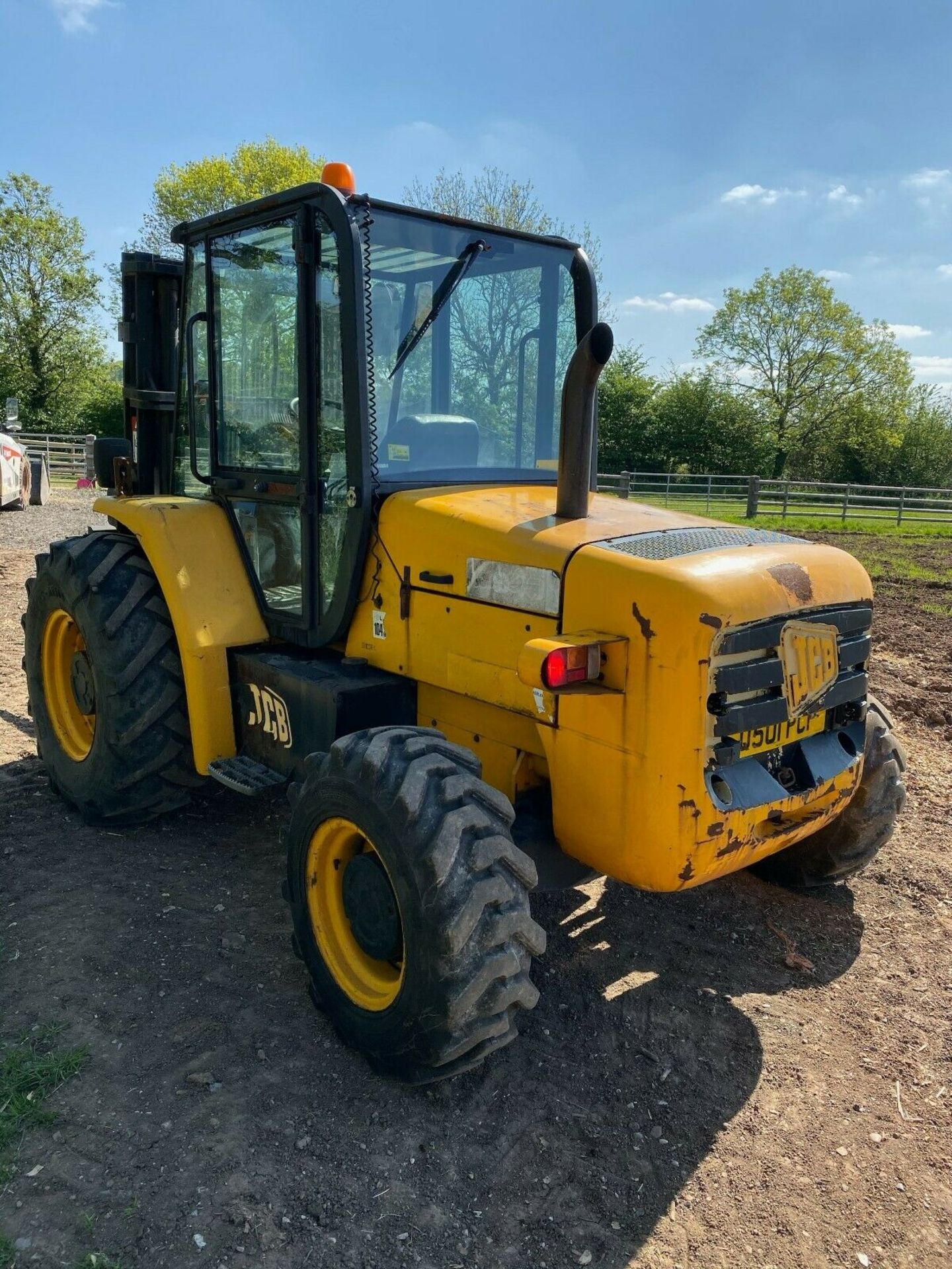 JCB 940, 4 TON LIFT, ROUGH TERRAIN, 4x4, FREE LIFT, TRIPLE MAST, SIDE SHIFT, 3600 HOURS, CONTAINER - Image 3 of 6