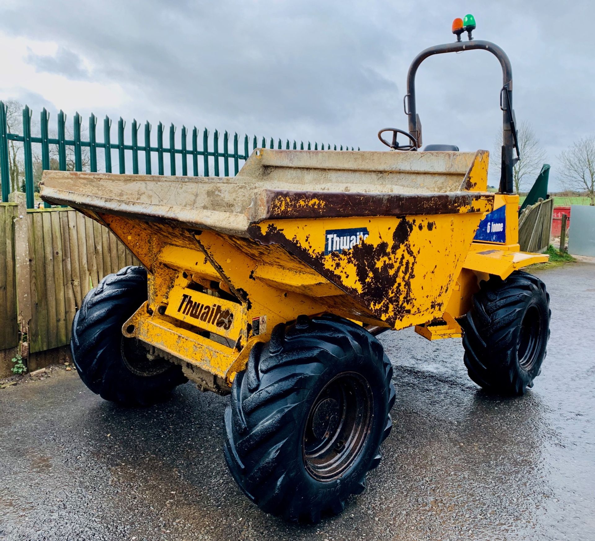 THWAITES 6 TONNE STRAIGHT TIP DUMPER, YEAR 2008, 2794 HOURS, ORANGE & GREEN BEACONS, CE MARKED - Image 2 of 11