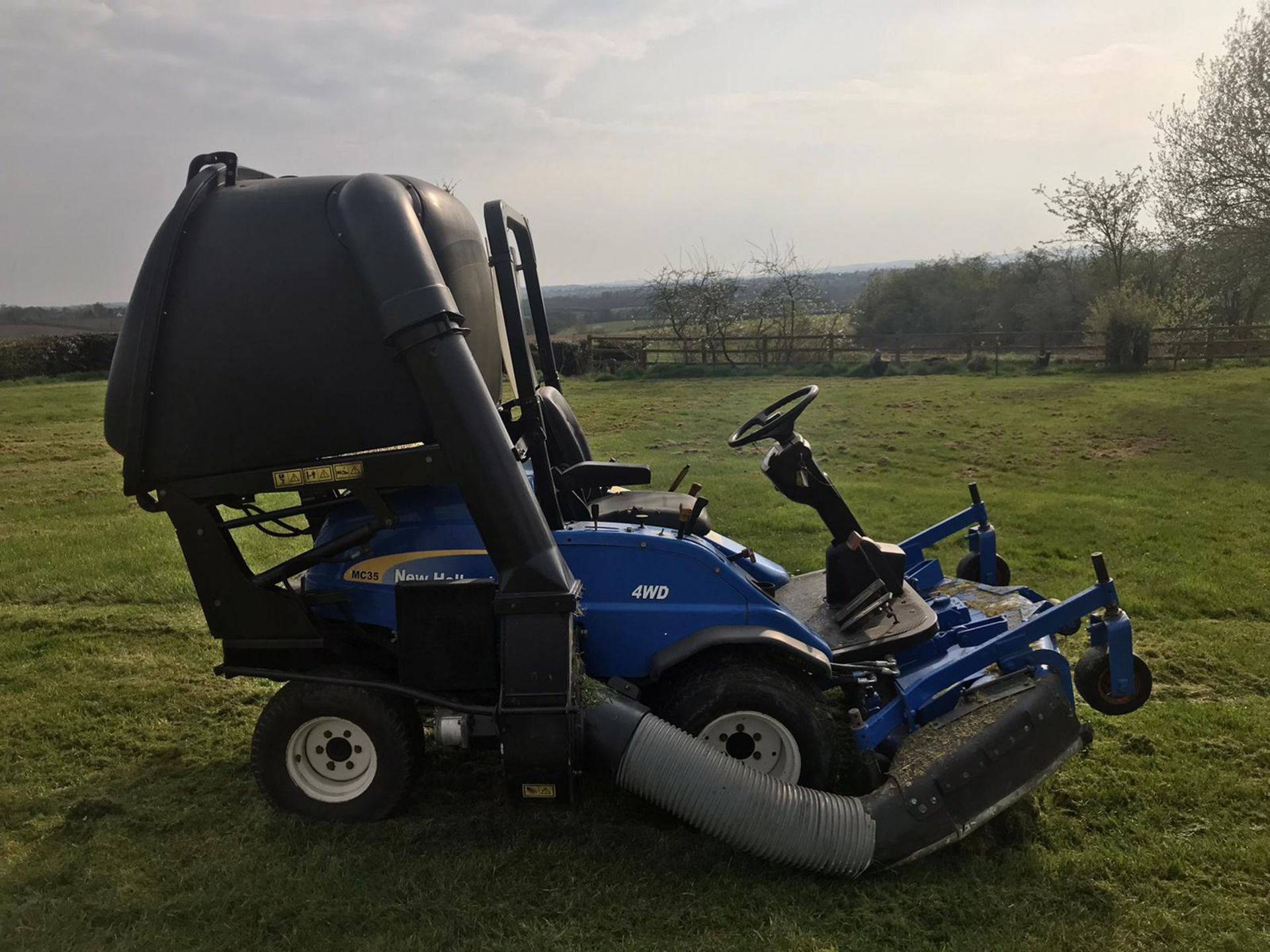 2008 NEW HOLLAND MC25 RIDE ON LAWN MOWER, HIGH LIFT GRASS COLLECTOR, RUNS, DRIVES, CUTS *PLUS VAT* - Image 5 of 5