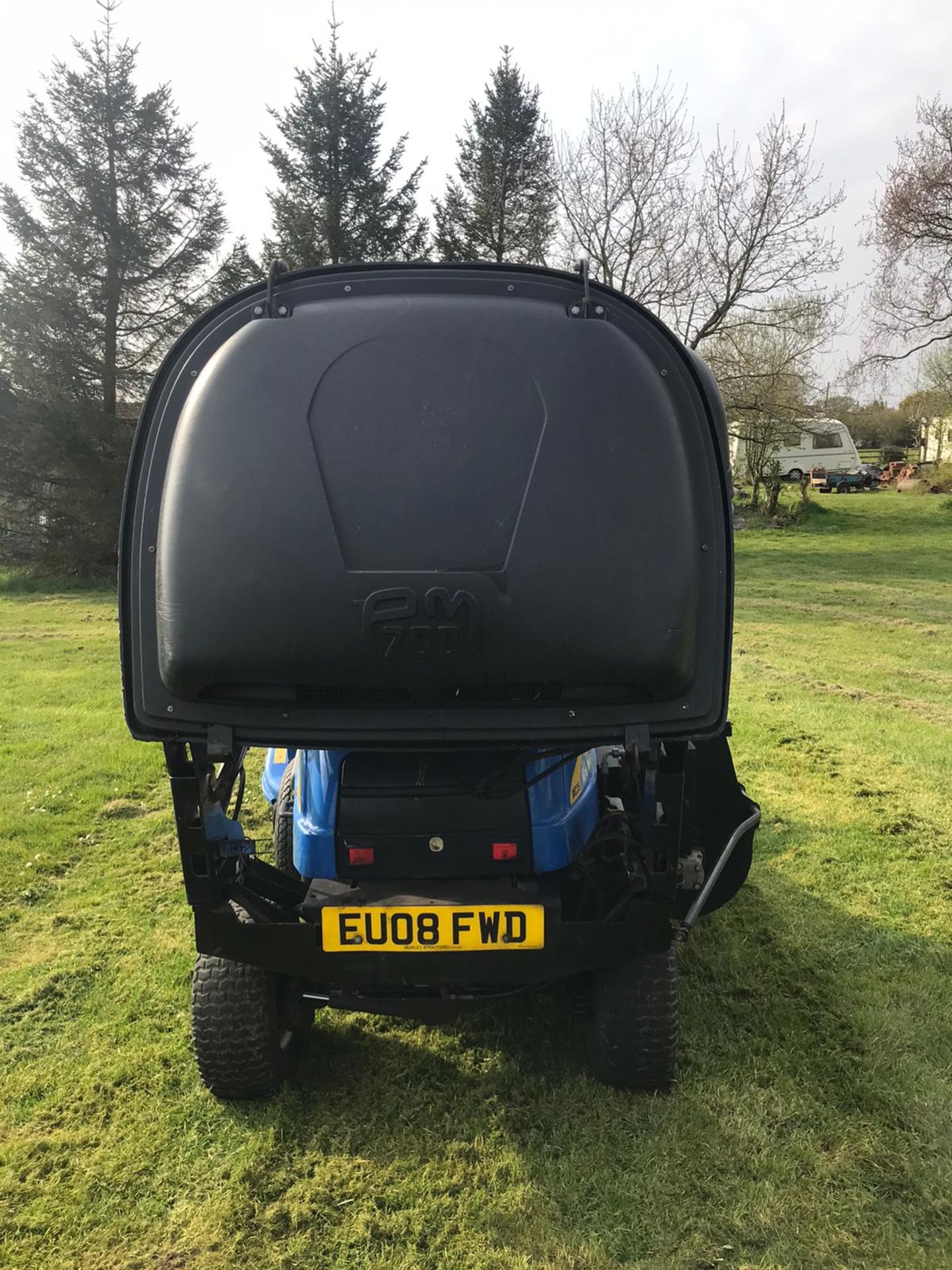 2008 NEW HOLLAND MC25 RIDE ON LAWN MOWER, HIGH LIFT GRASS COLLECTOR, RUNS, DRIVES, CUTS *PLUS VAT* - Image 4 of 5