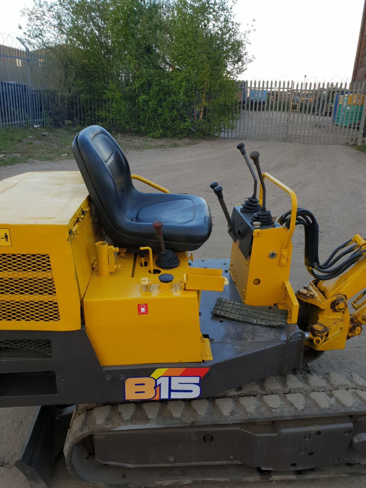 YANMAR B15 1.5 MINI DIGGER FULL WORKING ORDER, RECENTLY PAINTED WITH STICKERS, TRACKS 60% *NO VAT* - Image 7 of 8