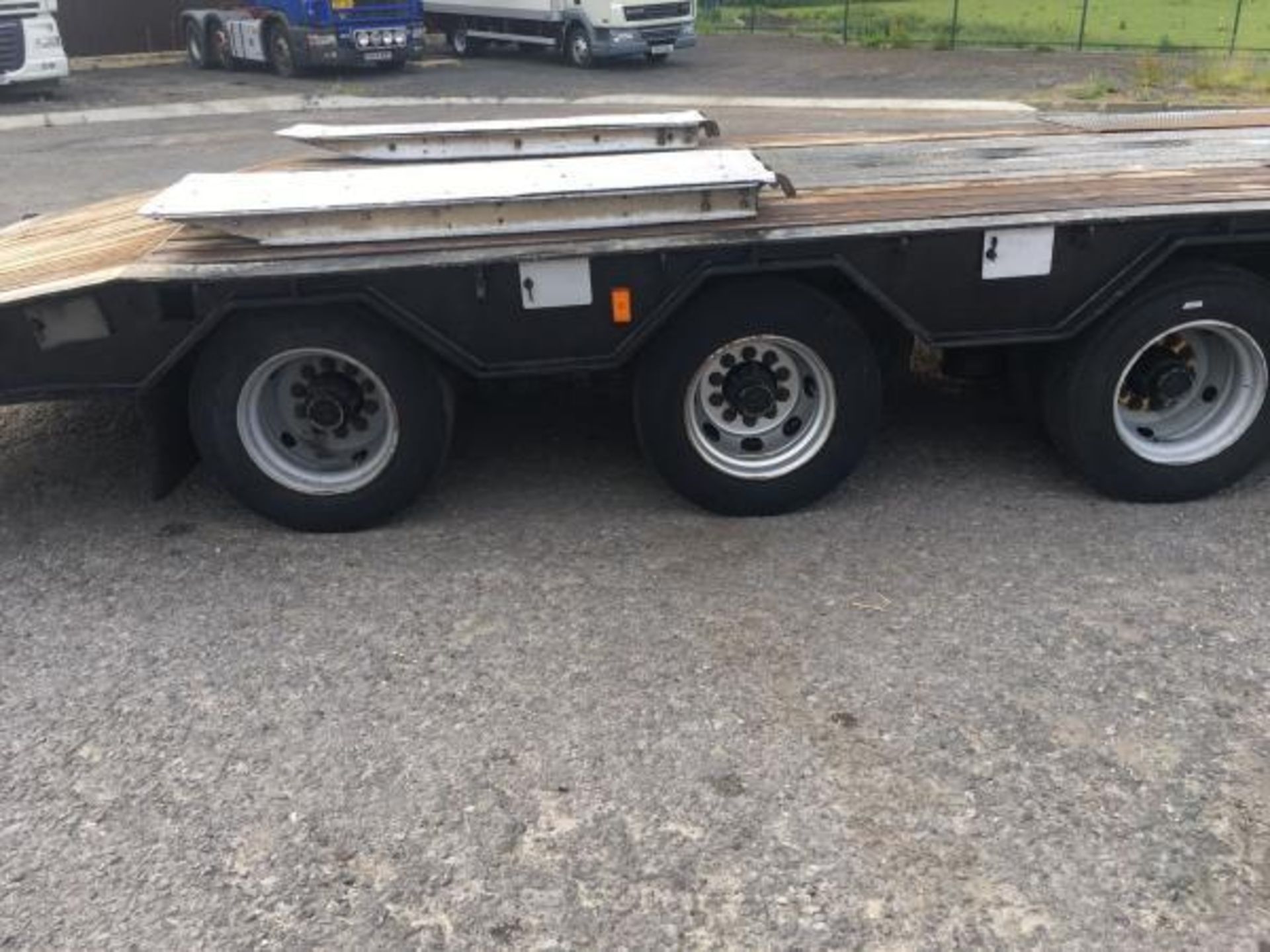 2004 CHIEFTAIN TRI AXLE LOW LOADER TRAILER, GOOD CONDITION, ALLOY RAMPS, AIR SUSPENSION *PLUS VAT* - Image 9 of 12
